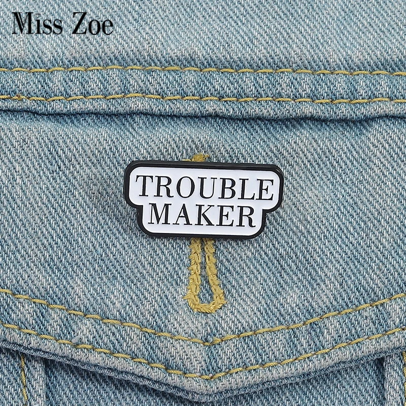 Alfileres esmaltados para TROUBLE MAKER, broches personalizados con citas de sarcasmo, insignias de solapa, ropa, regalo de joyería divertido para amigos