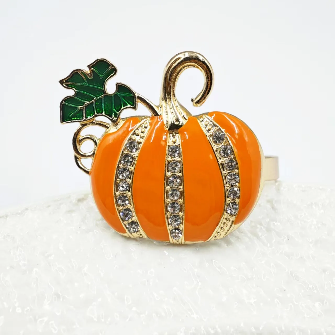 1pcs Alloy Pumpkin Maple Leaf Napkin Ring, Fall Harvest Halloween Thanksgiving Napkin Buckle for Hotel Dinner Home Table Decor