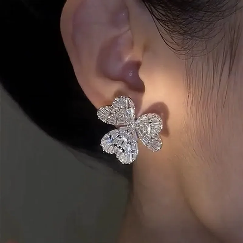 Light Luxury High-end Petal Super Sparkling Full Zircon Three Leaf Flower Exquisite Sparkling Heart-shaped Earrings.