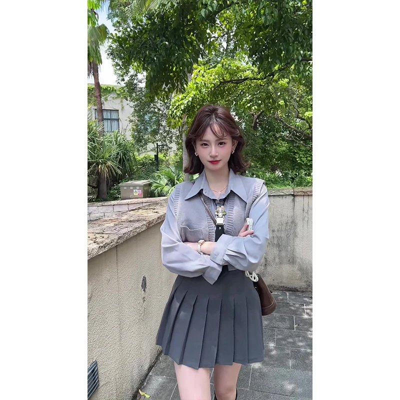 

Комплект из трех предметов в студенческом стиле Salt System: осенне-зимняя клетчатая рубашка, свитер-жилет и юбка. Модный женский комплект для взрослых.