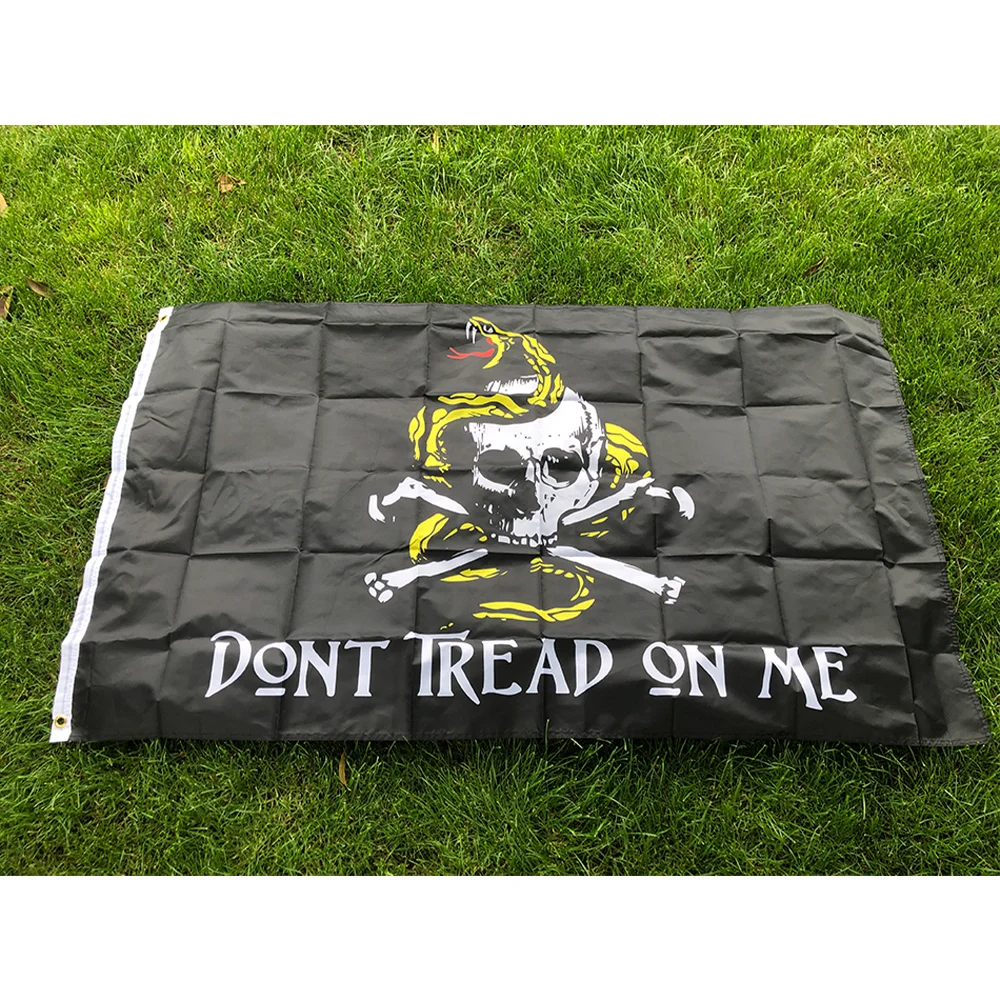 TIKI FLAG 3x5ft 90x150 سنتيمتر الجمجمة Gadsden الأفعى العلم (لا تتخطو علي) البوليستر راية للزينة
