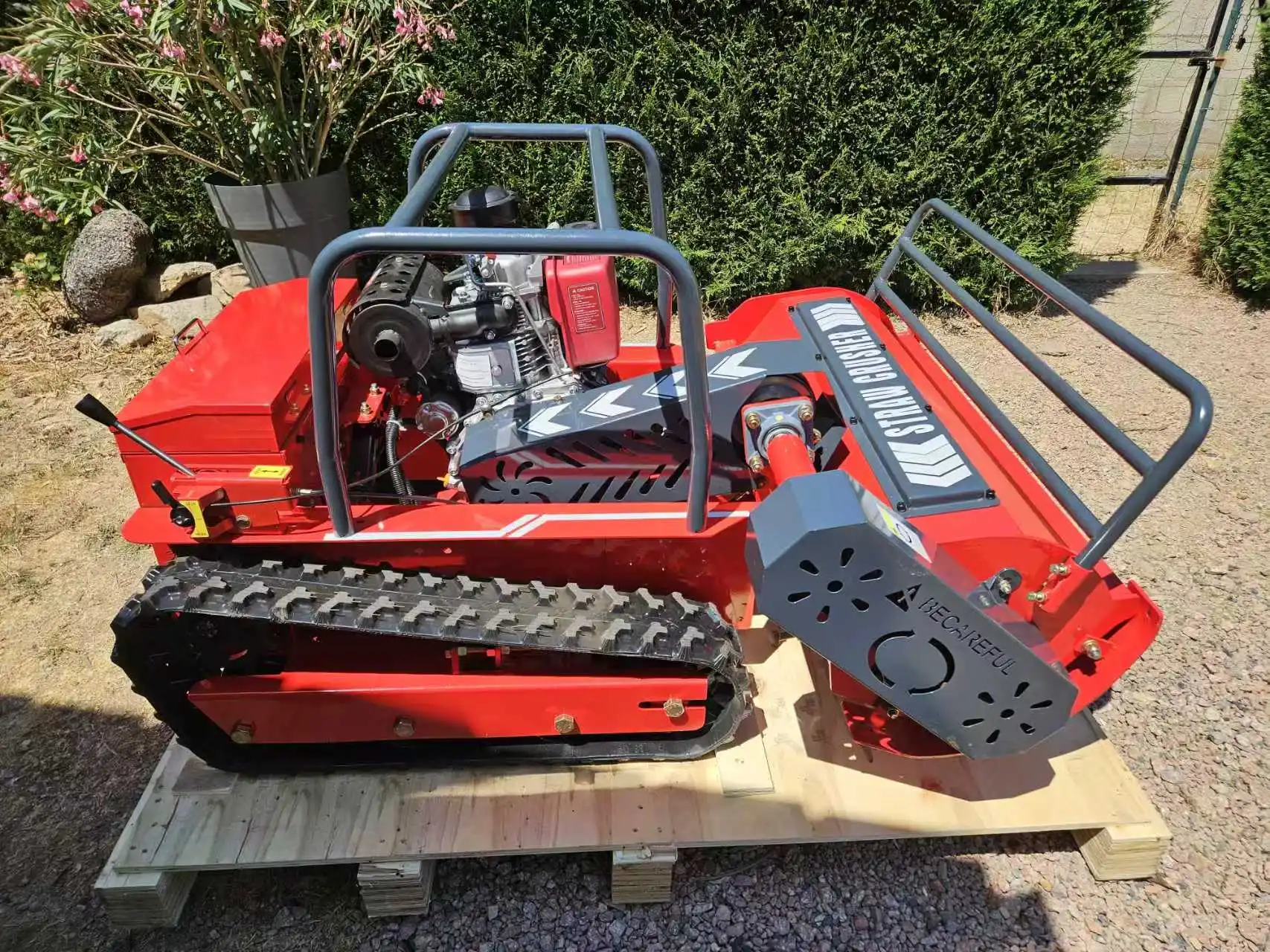 Flail Y-blade آلة تقطيع العشب ذاتية الدفع جزازة العشب رباعية الأشواط روبوت التحكم عن بعد جزازة العشب جميع التضاريس للتخصيص