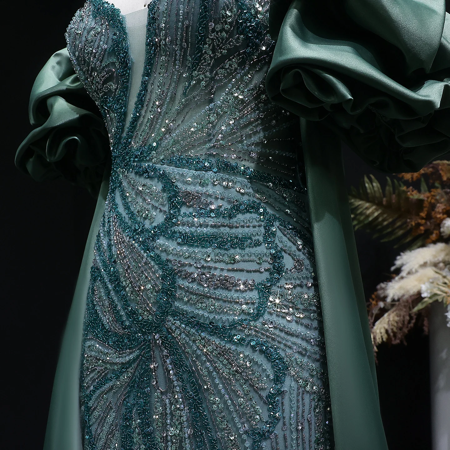 Sharon Said Elegantes Grünes Meerjungfrauenkleid mit Perlenstickerei, Schulterfrei, mit Satinumhang, Damen-Partykleid, SS157, Anpassbar – Detail 10