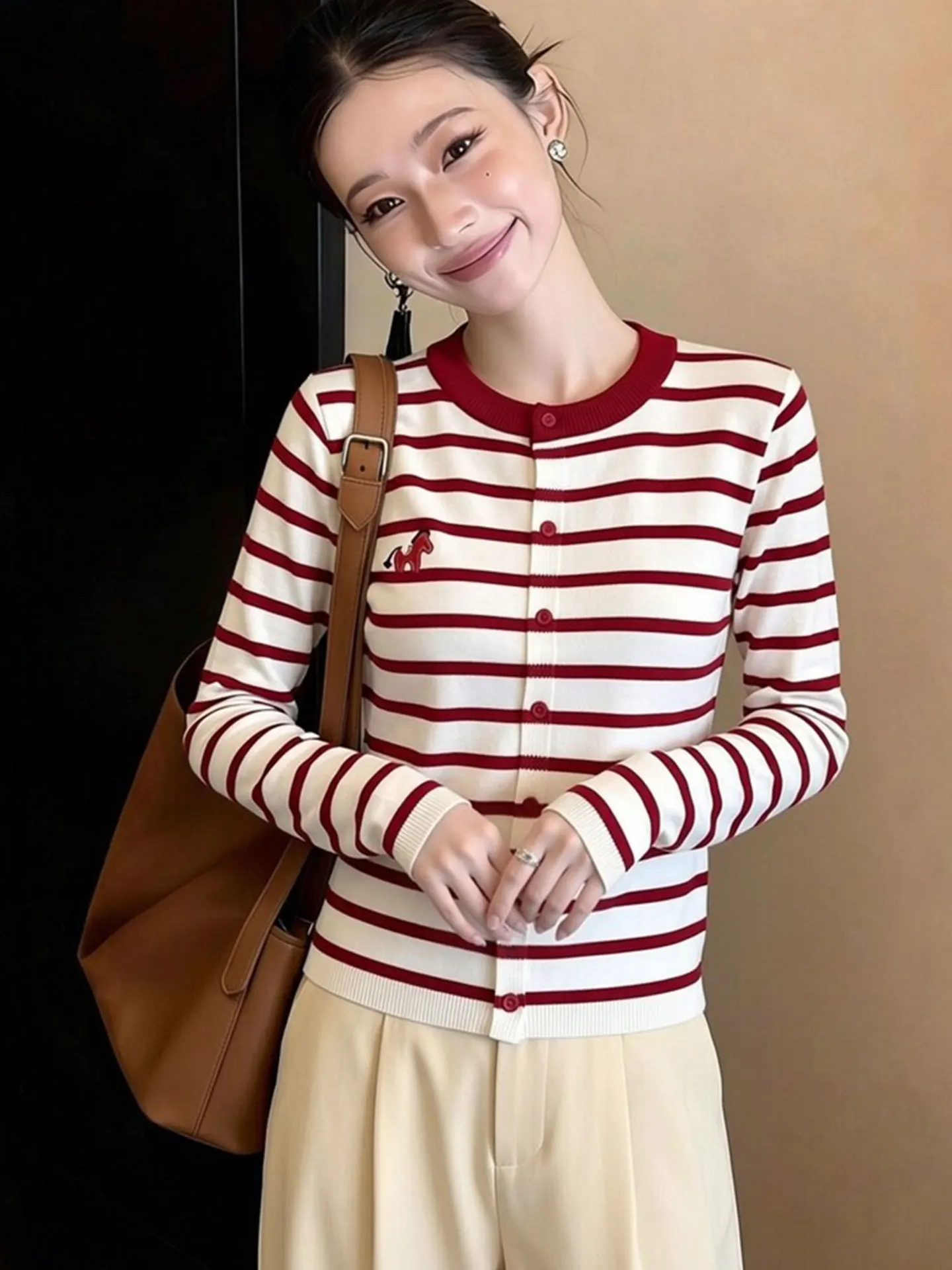 

Faionable Korean Sle Striped Long Sve Knitwear round Ne Single Button Spring Trendy Top Women's Commute Warmth Clothing