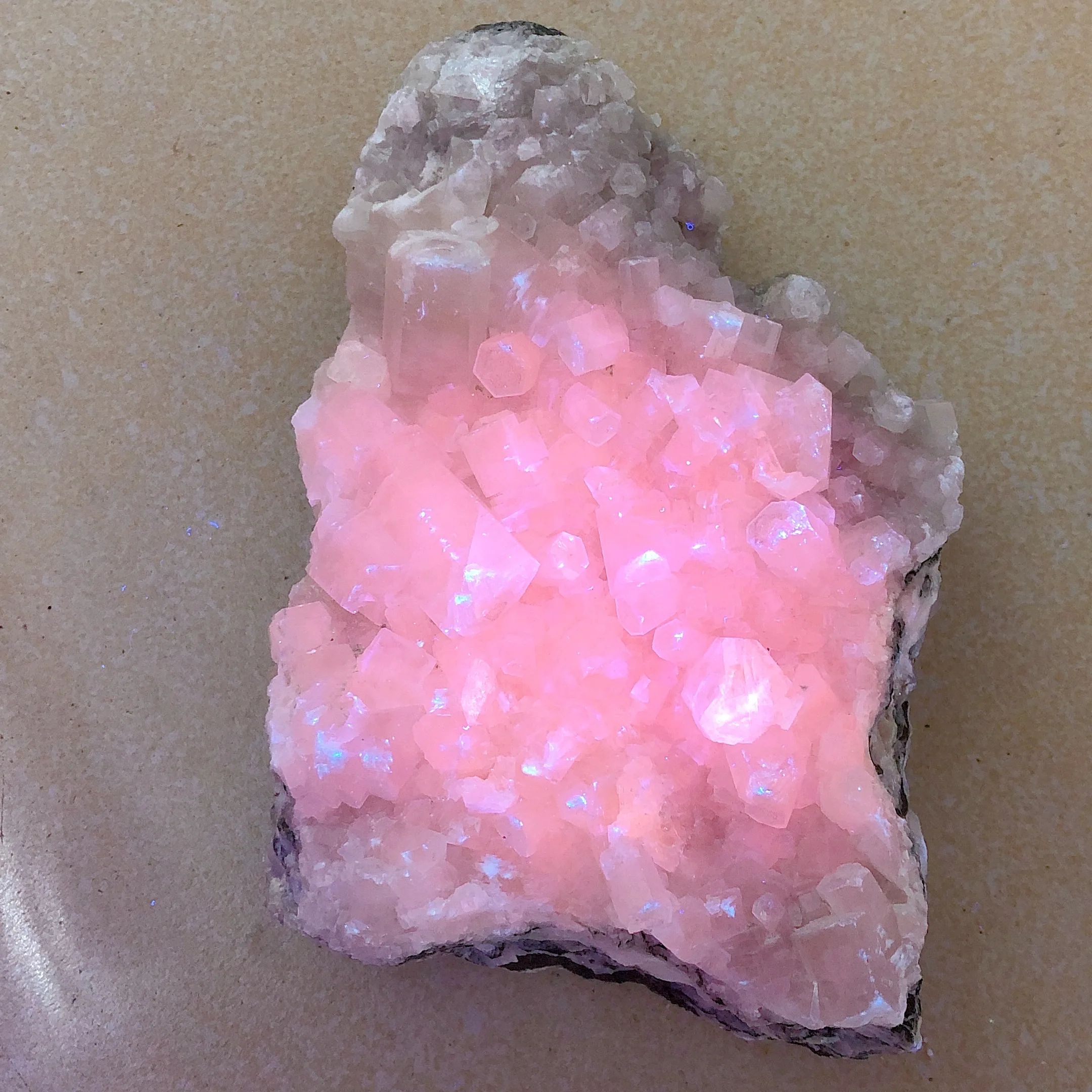 Natural Crystals Calcite Fluorescence Raw Stone Specimen UV Light Effect Flashy Reiki Home Decorations Mineral Energy Gift