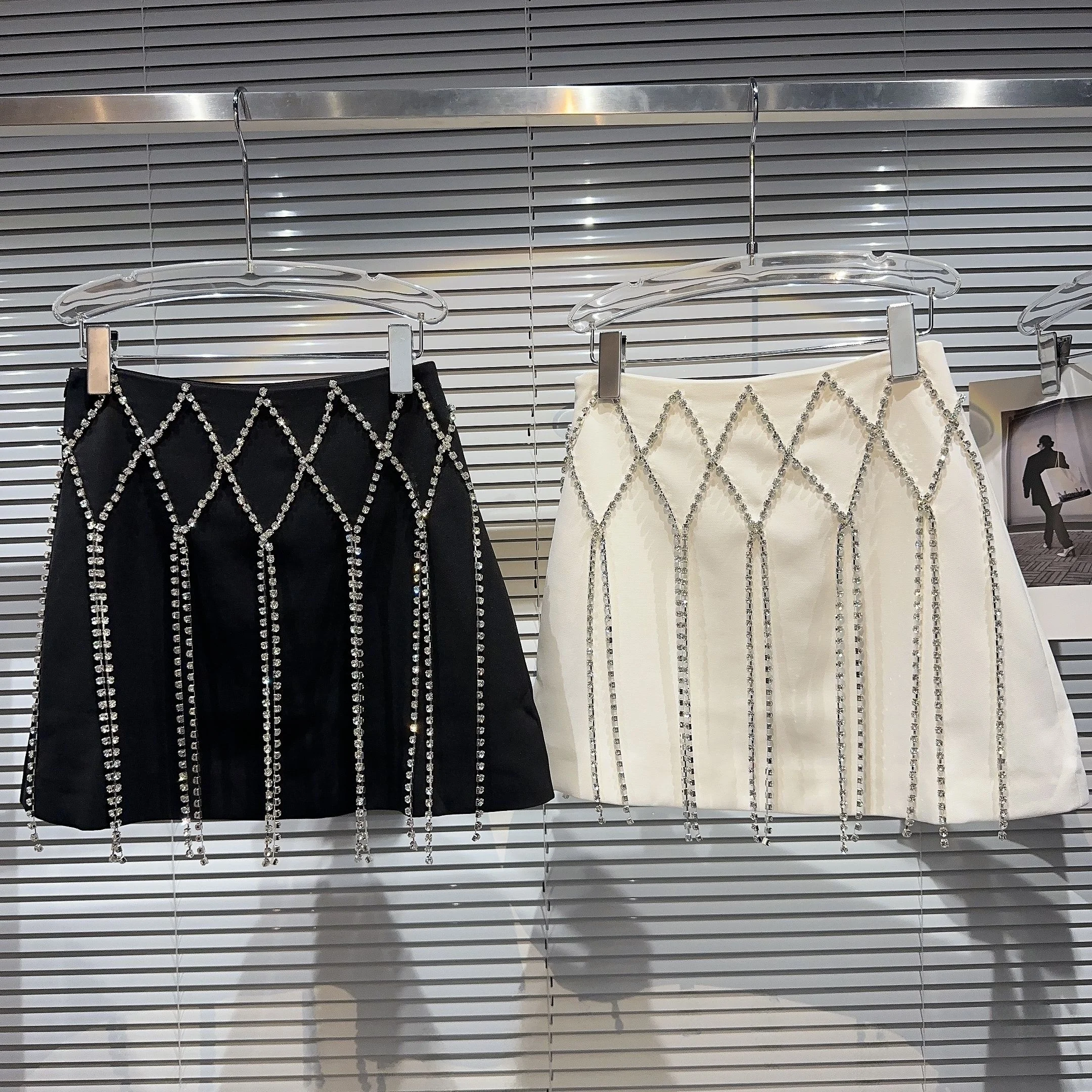 

Модная пряная девушка с бриллиантовой цепочкой, тяжелая рабочая юбка трапециевидной формы, осенняя новинка с ромбовидным узором, женская юбка