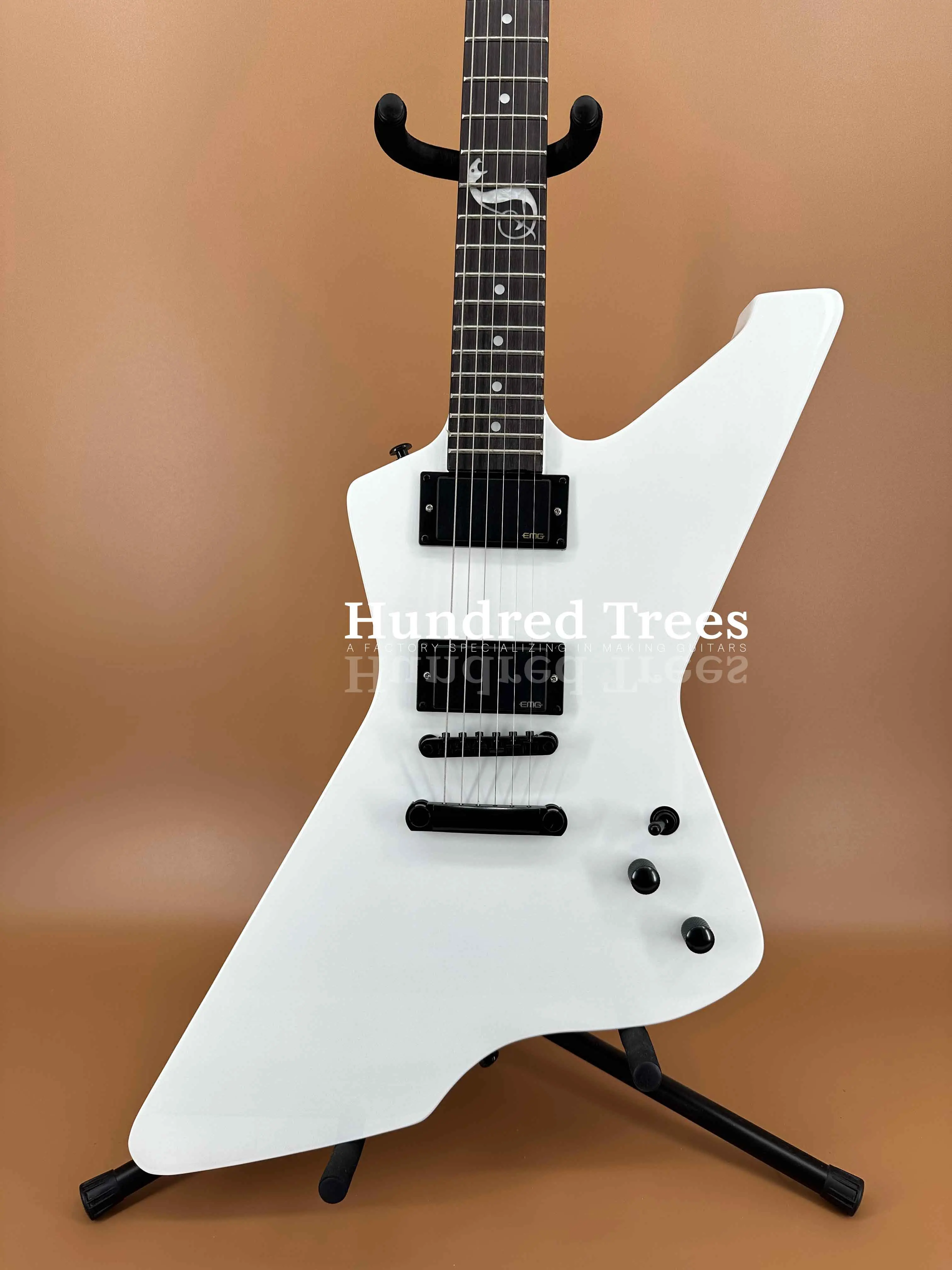 Heißer Verkauf Weiße Farbe 6 Saiten E-gitarre Gans Form Massivem Mahagoni Holz Kostenloser versand