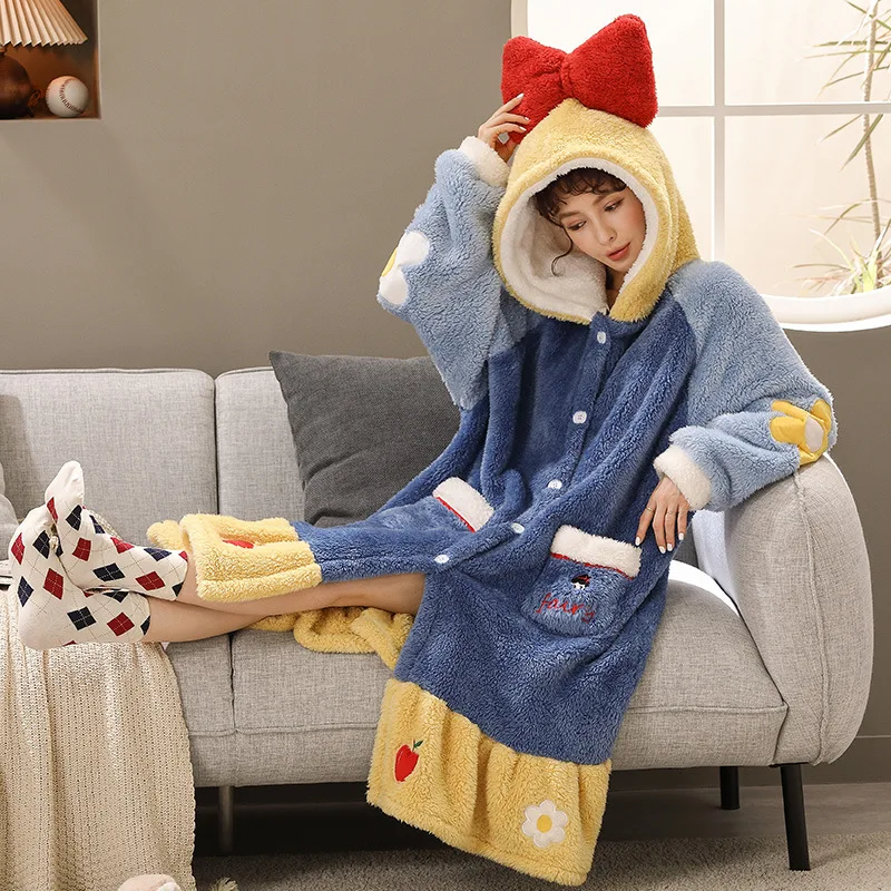 ชุดนอนผ้าฟลีซสีขาวนวลลายการ์ตูนน่ารักสไตล์คาวาอี้สำหรับผู้หญิง ชุดนอนฤดูหนาว ชุดนอนอยู่บ้าน เสื้อคลุมอาบน้ำ