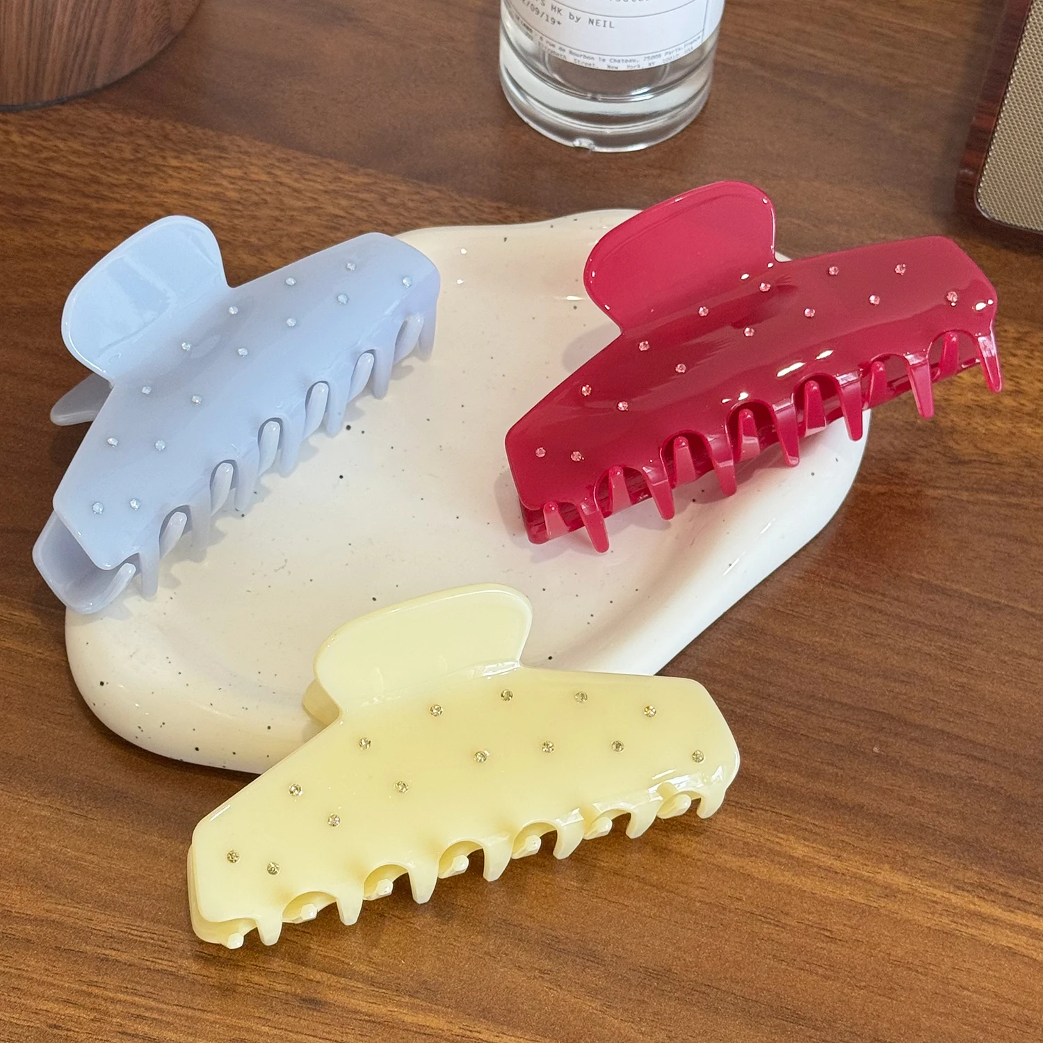 Um versátil grande grampo de cabelo de acetato com agarrador incrustado de diamantes e clipe de tubarão