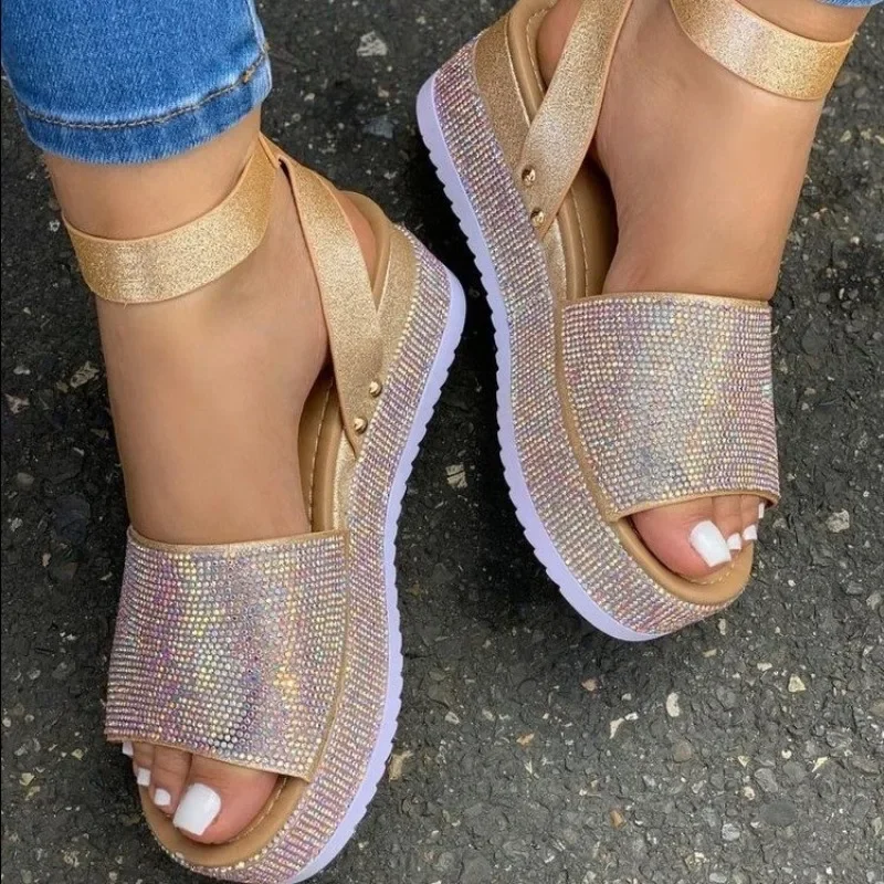 

2024 Summer New Water Diamond Colored Diamond Slope and European and American Large Size Fashion Thick Sole Sandals for Women