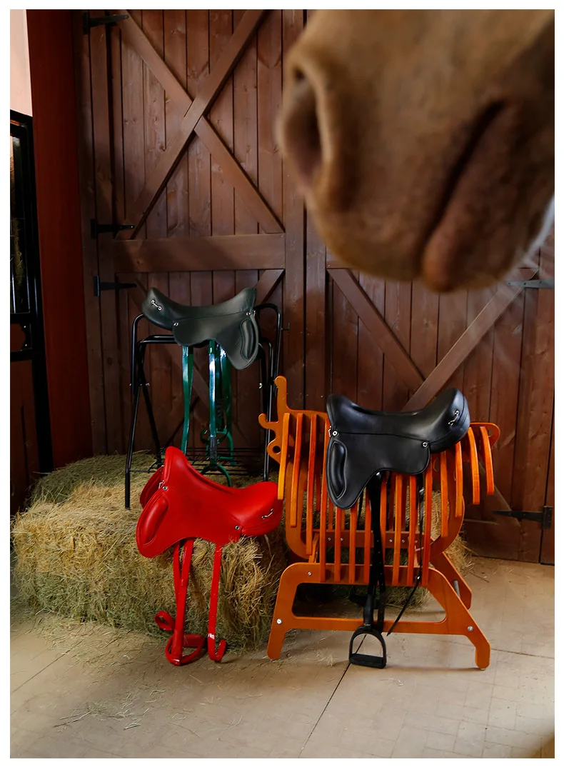 سرج حصان صناعي فائق الألياف لمعدات سباق الخيل البرية