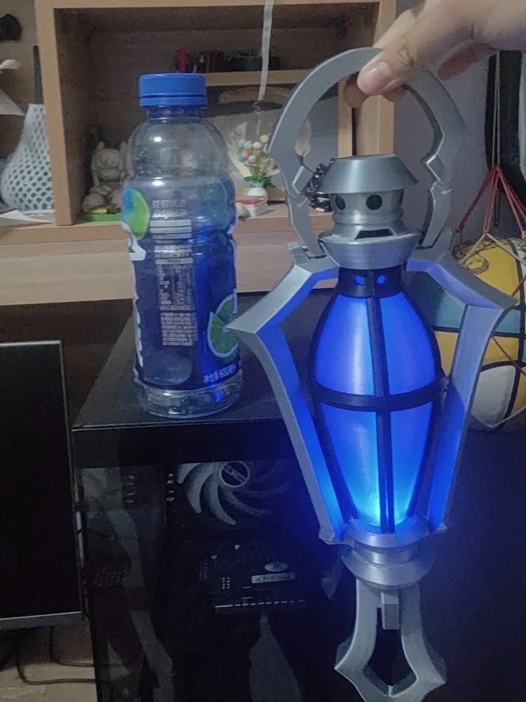 โคมไฟพกพาสไตล์เรโทรจากเกม Genshin Impact รุ่น Flins Lantern Bearer พร้อมไฟ LED วินเทจ สำหรับตกแต่งคริสต์มาส ฮาโลวีน และคอสเพลย์