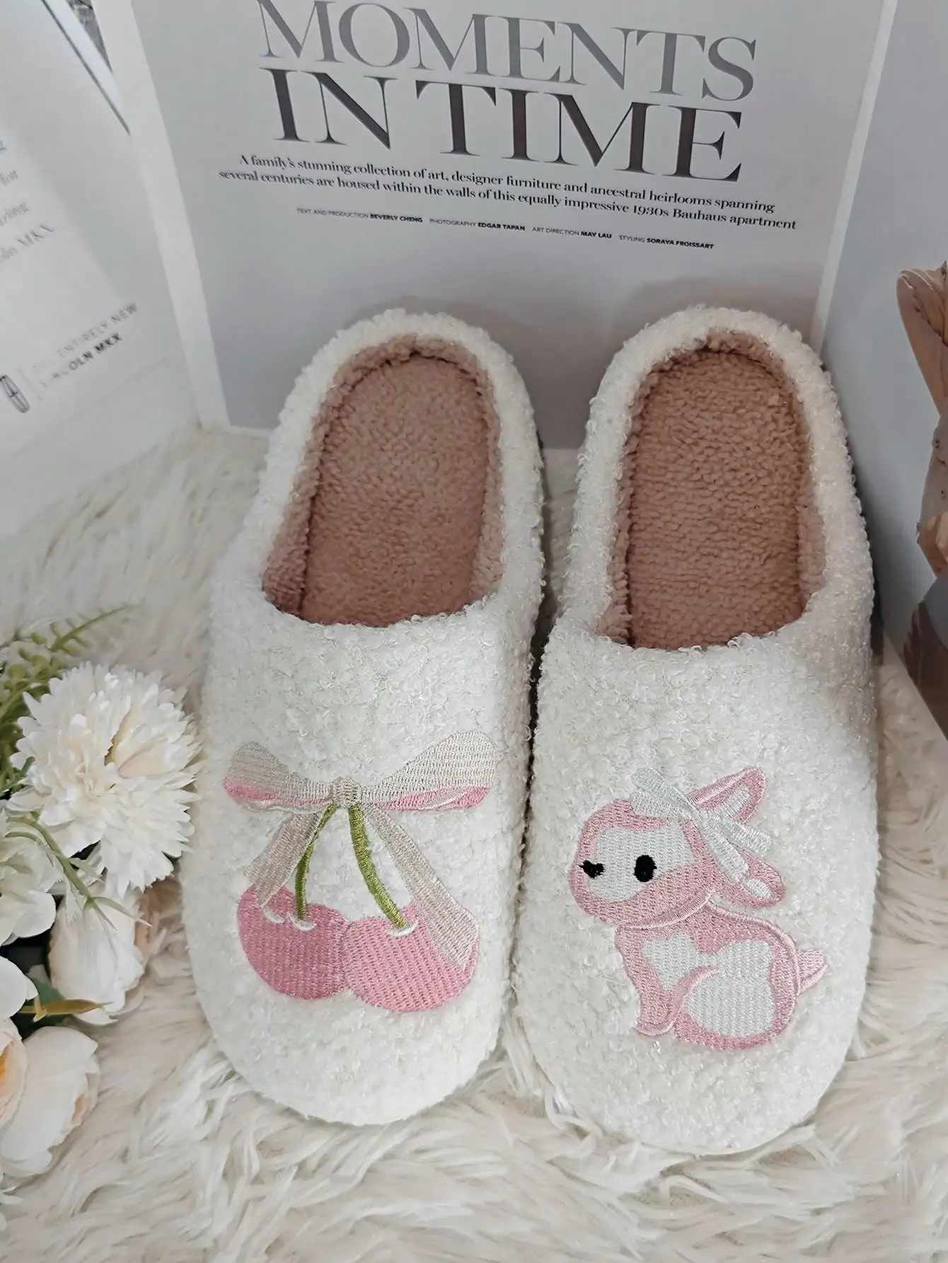 

Новые женские тапочки 2026 года с мультяшными кроликами и вишнями, зимние домашние теплые удобные утолщенные плюшевые шлепанцы с защитой от скольжения