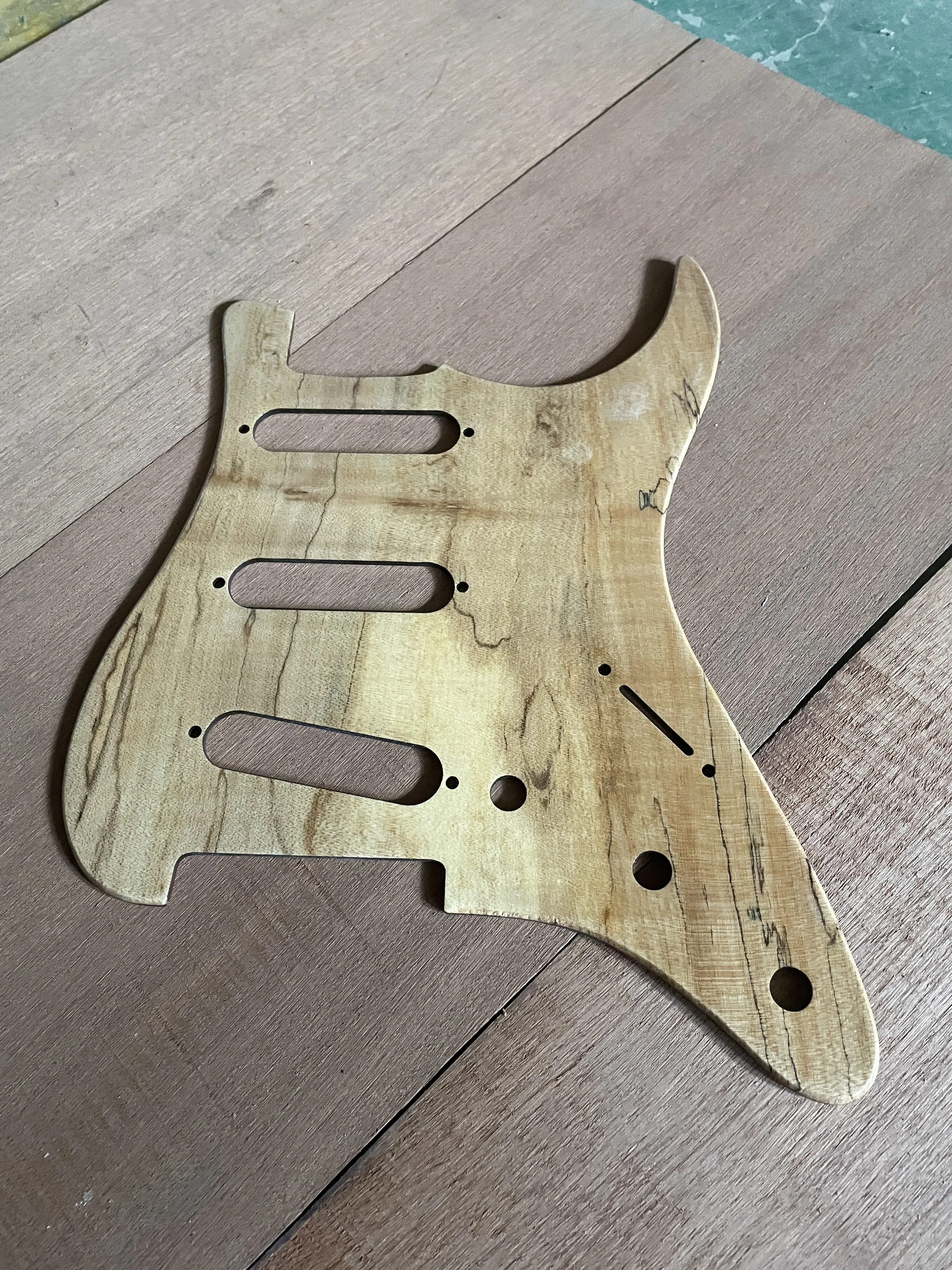 11 hole SSS guitar maple shielded st scraper, free screws. A wooden protective device used to replace an electric guitar. parts