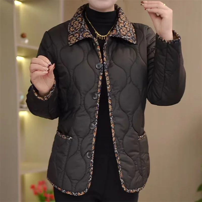 Nieuwe 2025 Herfst Winter Voeg Fluwelen Licht Dunne Warme Korte Katoenen Jas Middelbare Leeftijd Ouderen vrouwen Katoenen Jas femme Bovenkleding