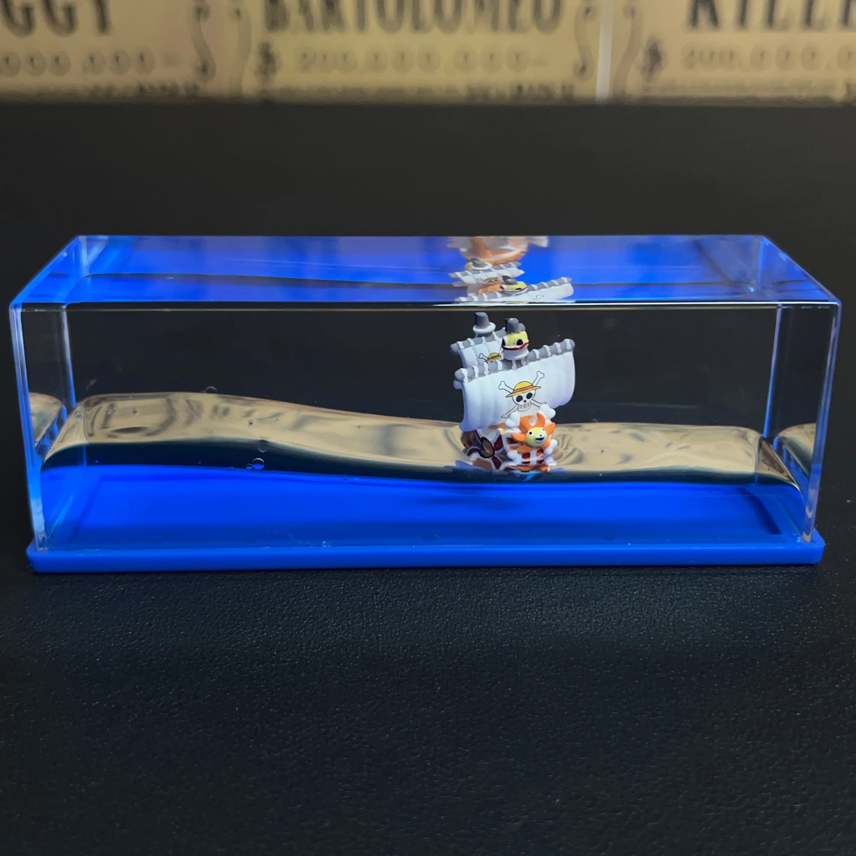 One Piece Schwimmende Driftflasche 3D-Schiff Go Merry Thousand Sunny Flüssiges Boot in Flasche Heim-Desktop-Deko Anime-Sammlung für Erwachsene