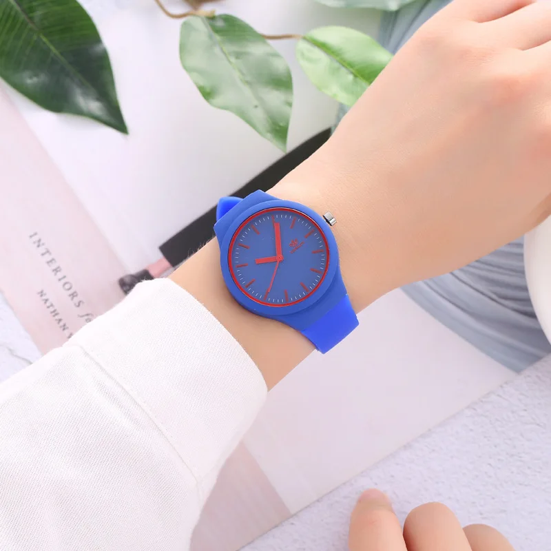 موضة 2025 بيع ساعة كوارتز نسائية بمقياس بسيط كاجوال من السيليكون الأسود للنساء رياضية مريحة لجميع الساعات على مدار الساعة #3
