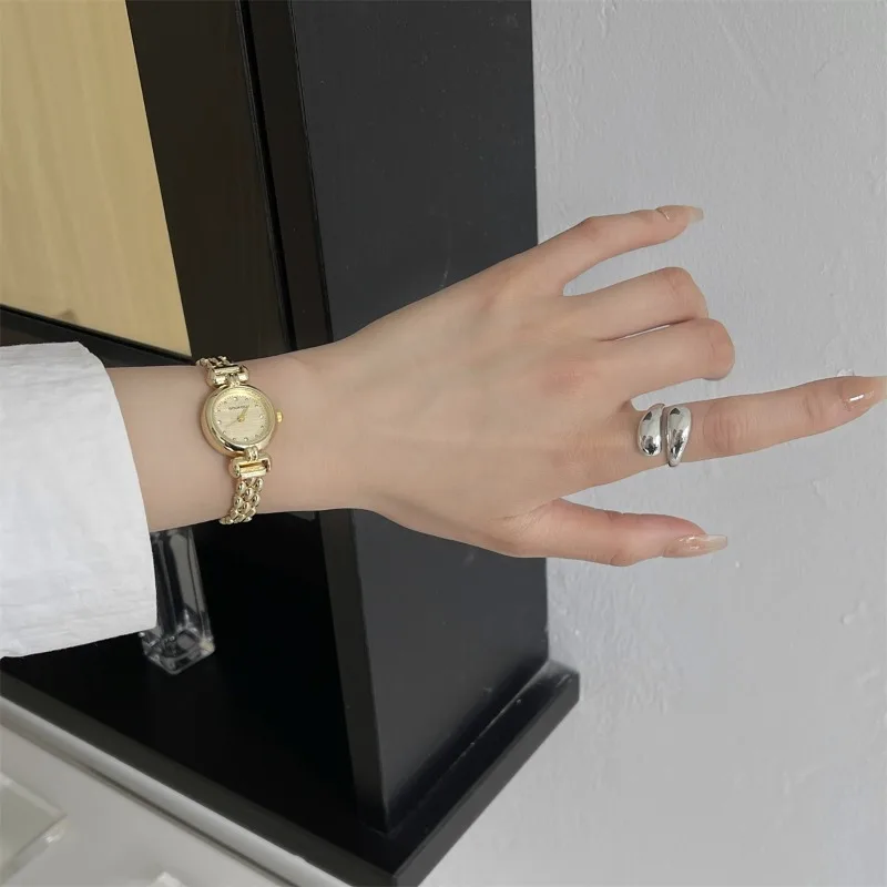 ساعة نسائية أنيقة ماركة فاخرة صغيرة الحجم ساعة يد ذهبية سوار ساعات كوارتز للسيدات فستان هدايا دروبشيب Reloj Mujer