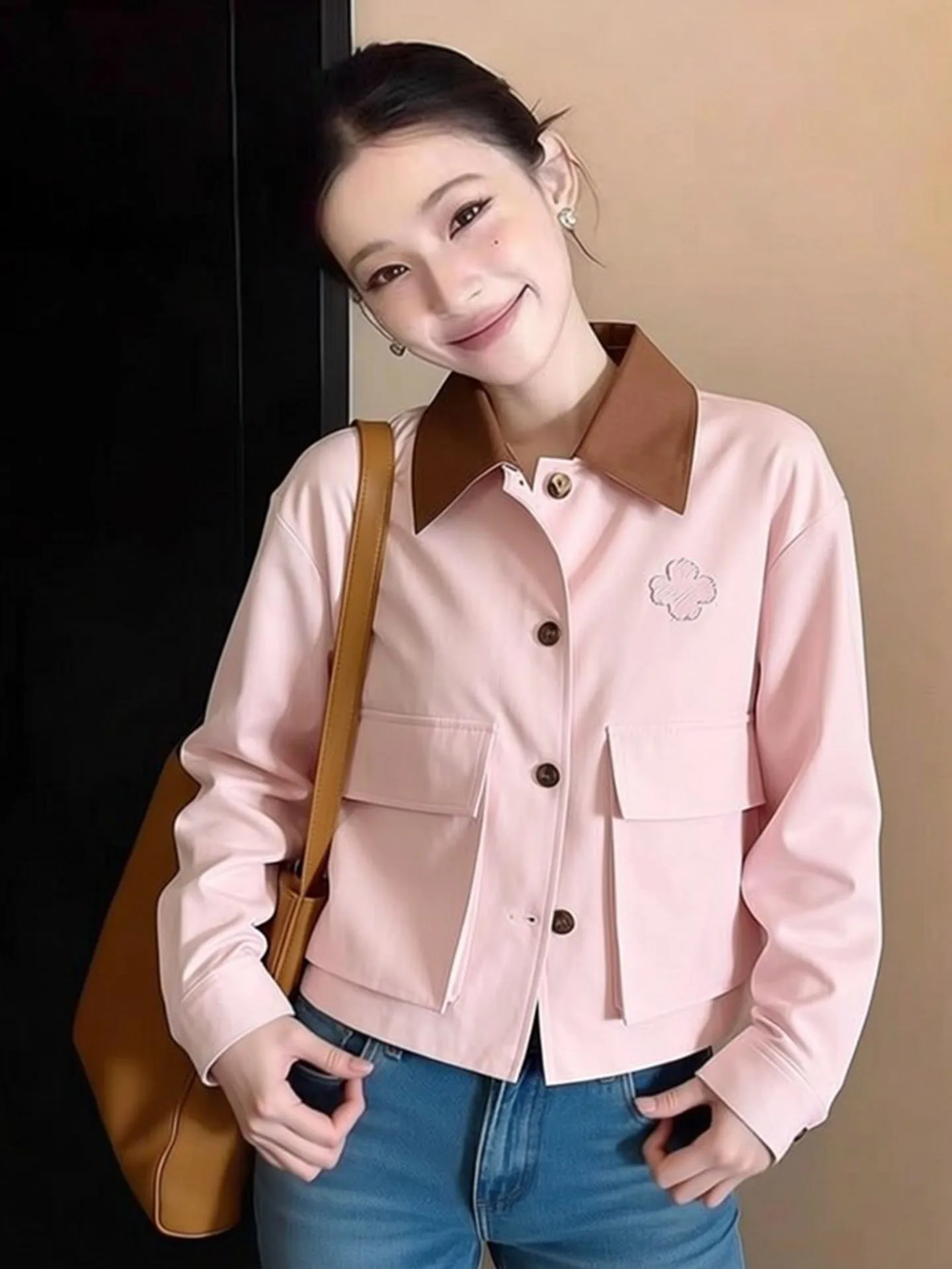 

Весна 2026: Модная универсальная женская короткая куртка с розовым воротником, свободного кроя, в стиле рабочей одежды, повседневная, универсальная, на одной пуговице