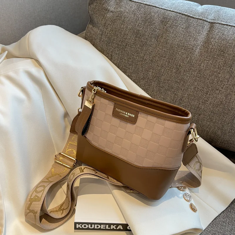 

Женская сумка-ведро с тиснением в клетку, дизайнерская нишевая сумка через плечо с широким регулируемым ремешком и верхней ручкой