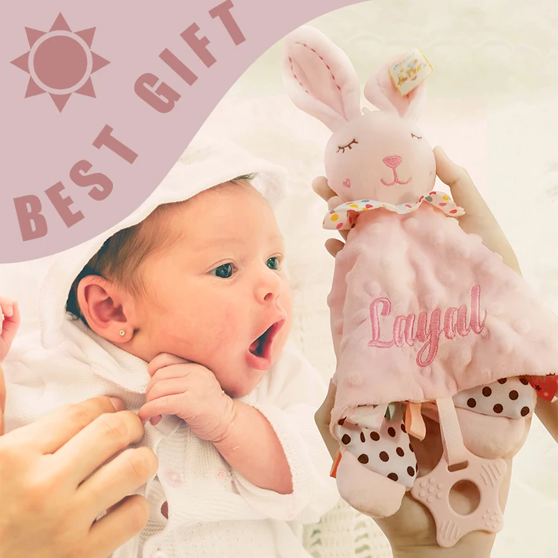 3-teiliges personalisiertes besticktes Baby-Shower-Geschenkset: Baumwoll-Strickwickeldecke, Minky-Schmusetuch und hölzerner Schnullerclip als Erinnerungsstück – Detail 15