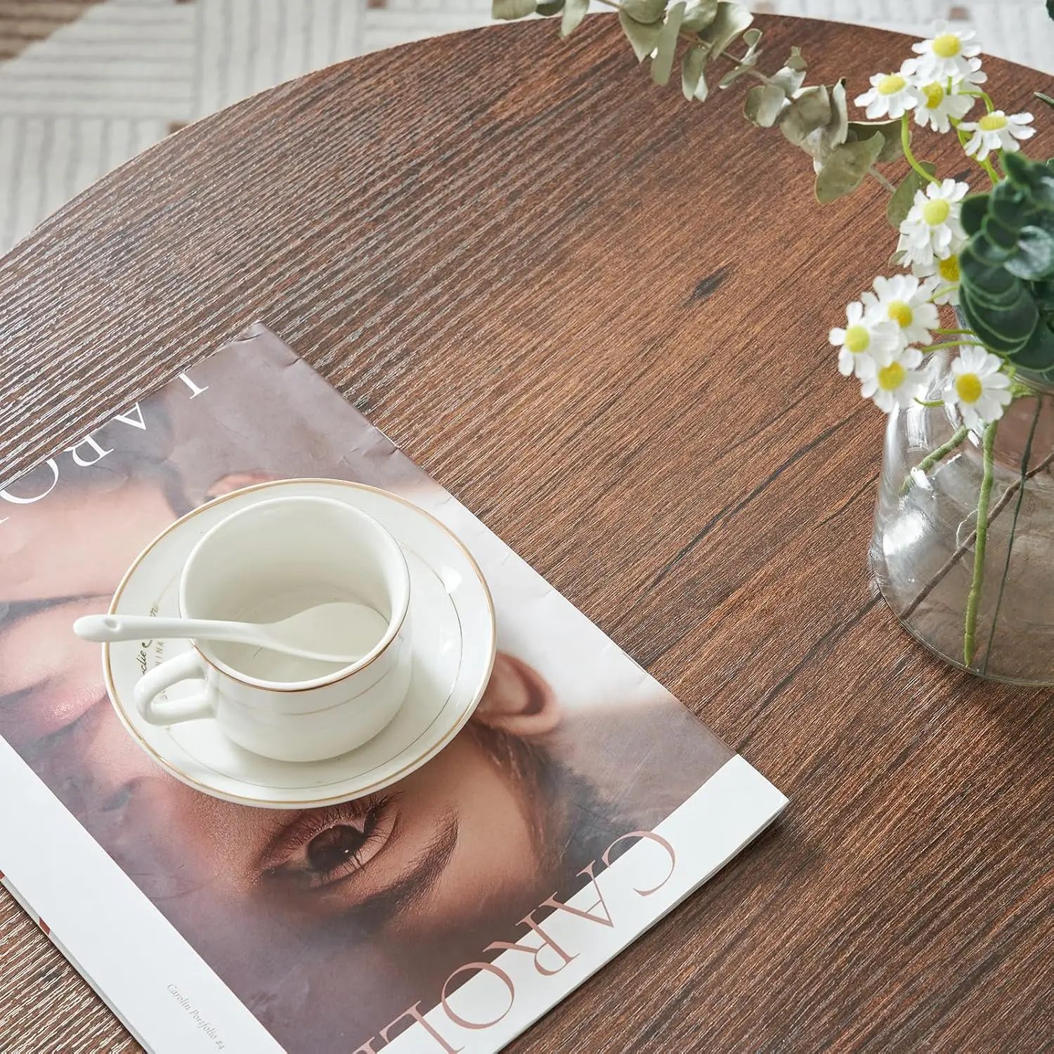 طاولة قهوة مستديرة للمزرعة باللون الأبيض من خشب البلوط الريفي مقاس 25.6 بوصة، طاولة مميزة من الخشب للتخزين بطبقتين لغرفة المعيشة وغرفة النوم