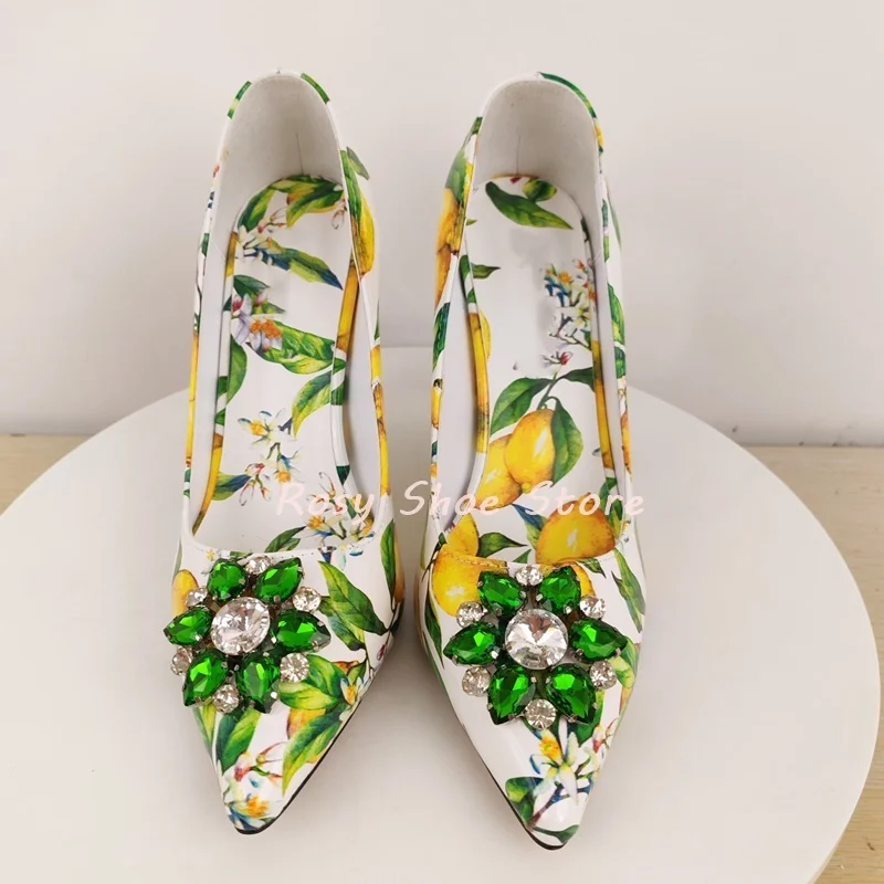 Décolleté con decorazione con fibbia a diamante in cristallo scintillante di lusso stampato squisito Décolleté a spillo da sposa pastorale con punta a punta alla moda