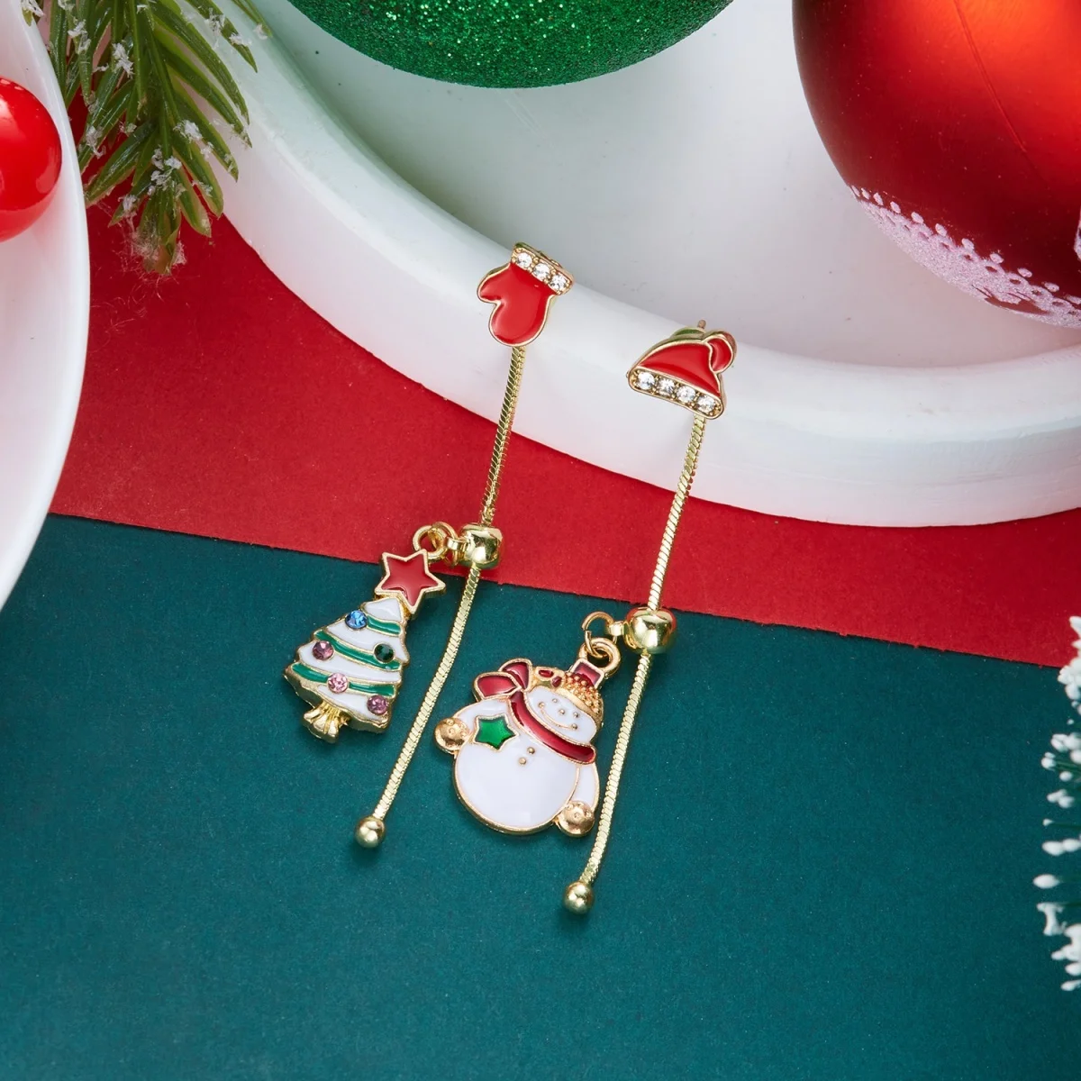 Weihnachts-Kletter-Set: Weihnachtsmann-Mütze, Handschuhe, Quasten-Ohrringe für Damen, asymmetrische Weihnachtsbaum- und Schneemann-Ohrringe, Schmuck. – Detail 27