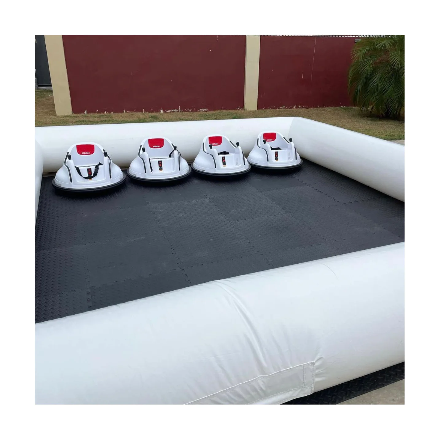 ที่กําหนดเองในร่มกลางแจ้ง Commercial เกรดรถกันชน Arena สําหรับเด็กกันชนในร่มรถ Inflatable Race TRACK รถสถานที่