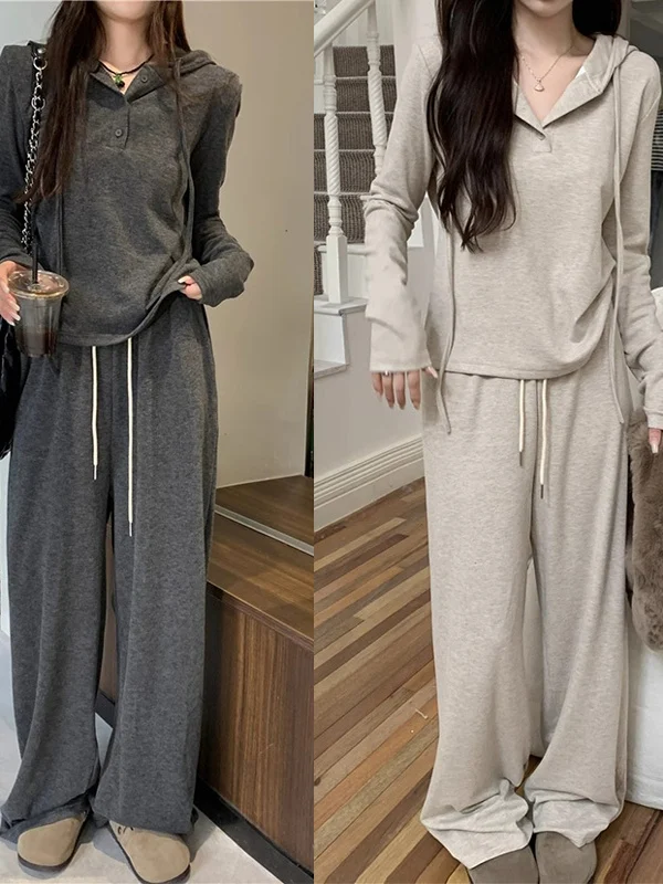 

Комплект повседневной спортивной одежды в стиле кэжуал для женщин: модный худи с длинным рукавом и широкие брюки для весны и осени, с эффектом омоложения