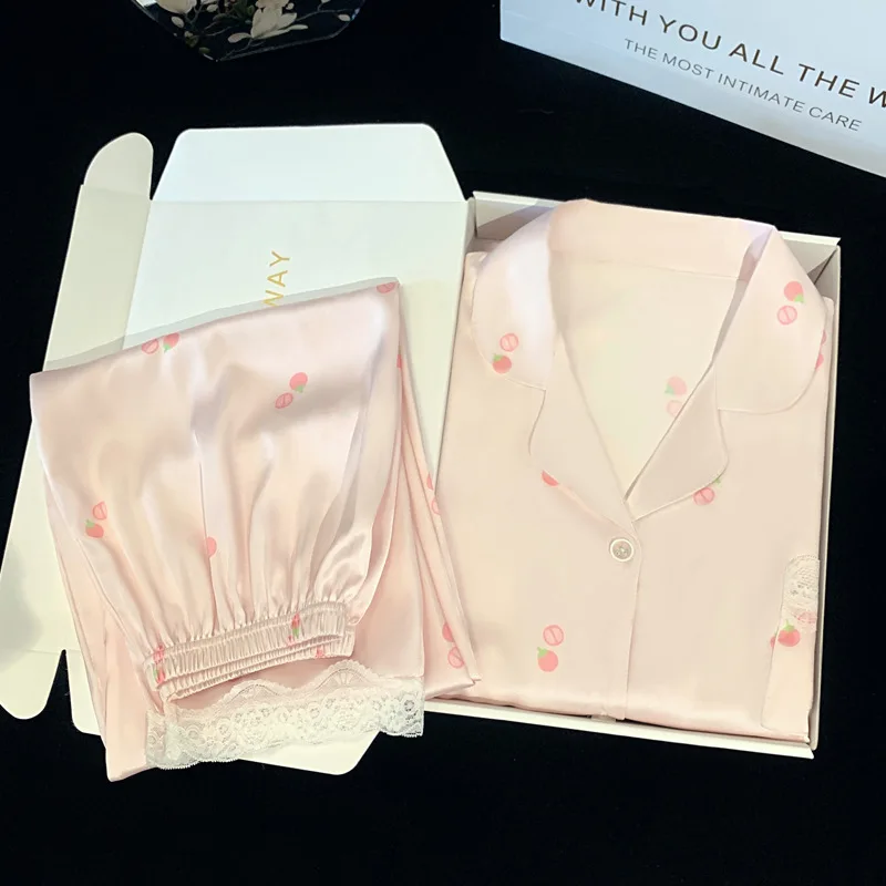 

Нежный комплект для сна из ледяного шелка для женщин: летний топ с коротким рукавом и кружевной отделкой, длинные брюки в стиле принцессы – полностью чувственный домашний комплект.