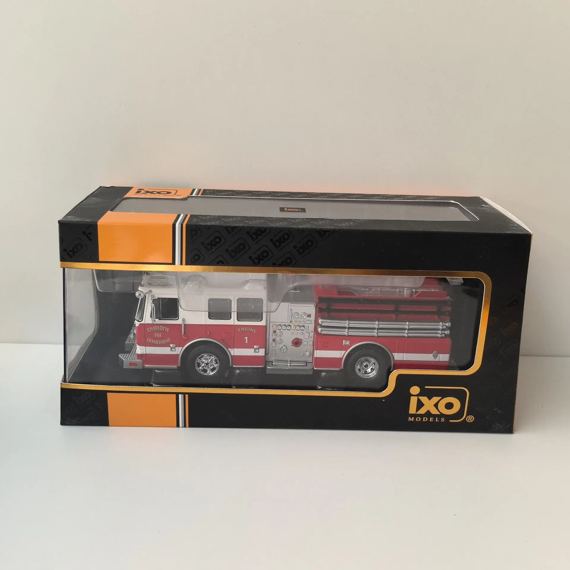 

Модель автомобиля из сплава IXO 1/43 Seagrave Marauder II: Пожарная машина с водоподавлением, с дефектами поверхности, масштаб 1:43