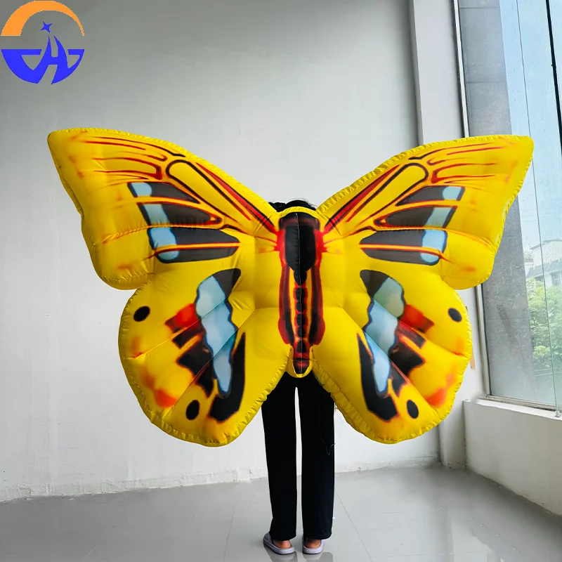 Alas de mariposa inflables, imitando el tema de insectos reales, con personas que llevan mariposas en la parte trasera, son decorativas.