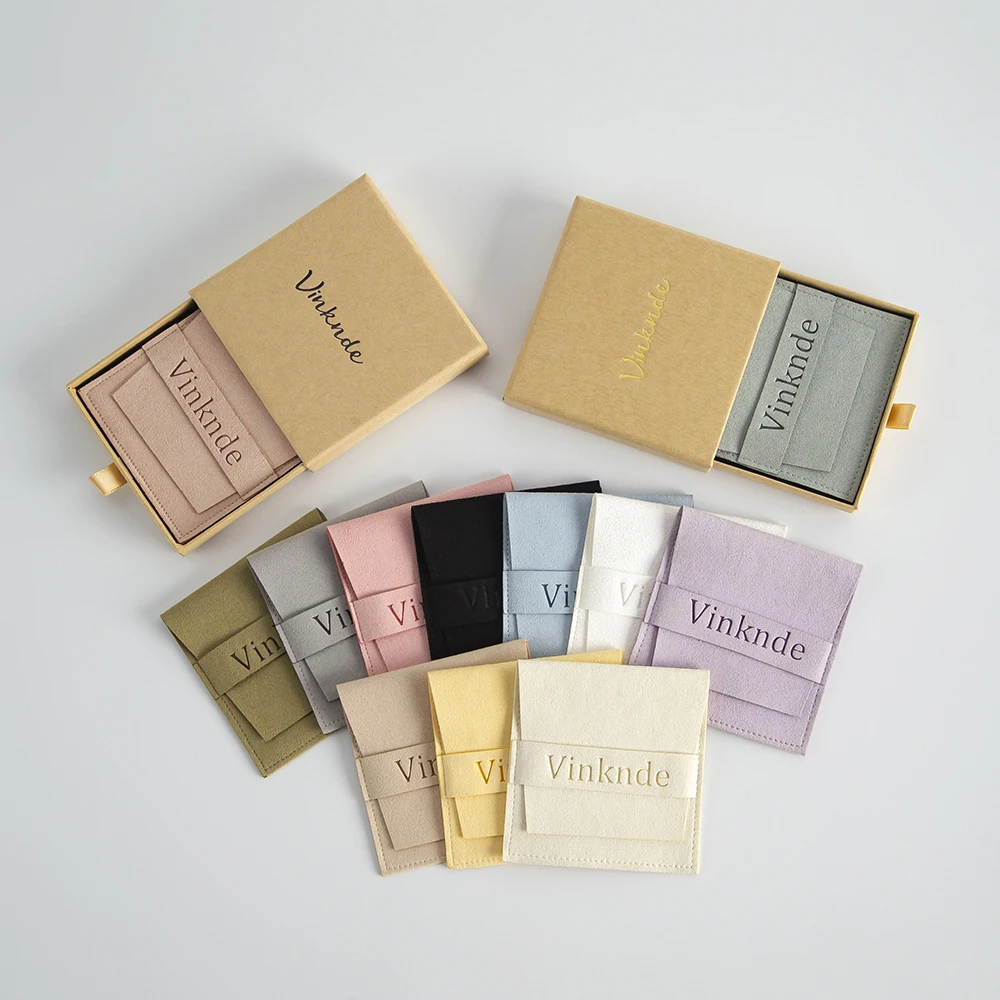 กล่องของขวัญแบบลิ้นชักเลื่อน ขนาด 7x7x1.7 ซม. พร้อมโลโก้สั่งทำ 24 ชุด  พร้อมถุงขนาด 6.2x6.2 ซม. สำหรับเก็บสร้อยคอ ต่างหู กำไล แหวน