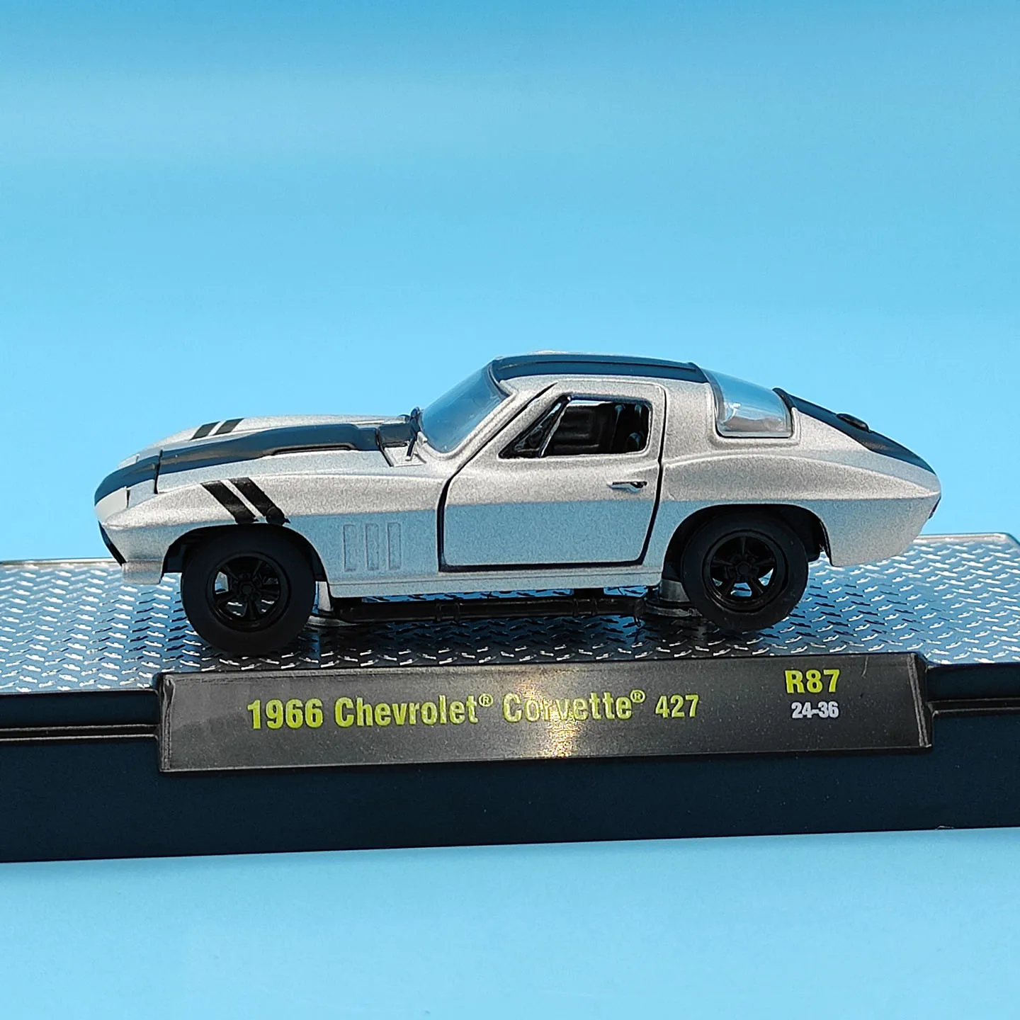 Diecast M2 1:64 Scale 1966 Corvette 427 Alloy Car Model view 6