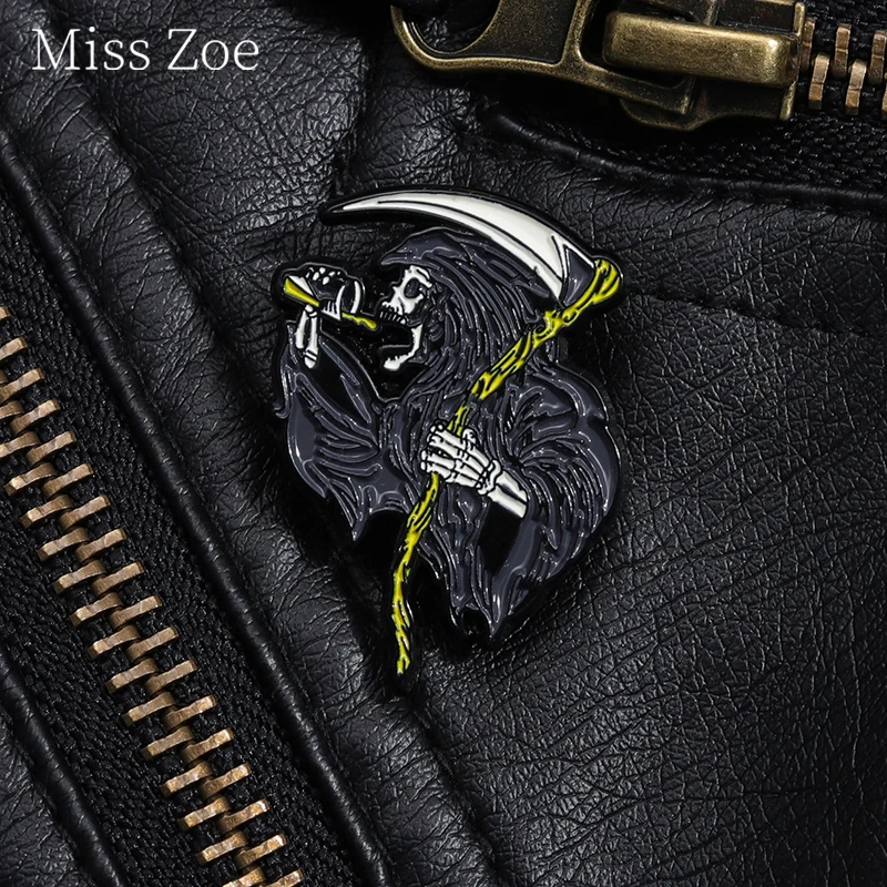 Reaper Enamel Pin Terror Sickle Skull Dark Souls Brooches Lapel Backpack Badge Halloween Jewelry Decor Gift For Best Friends