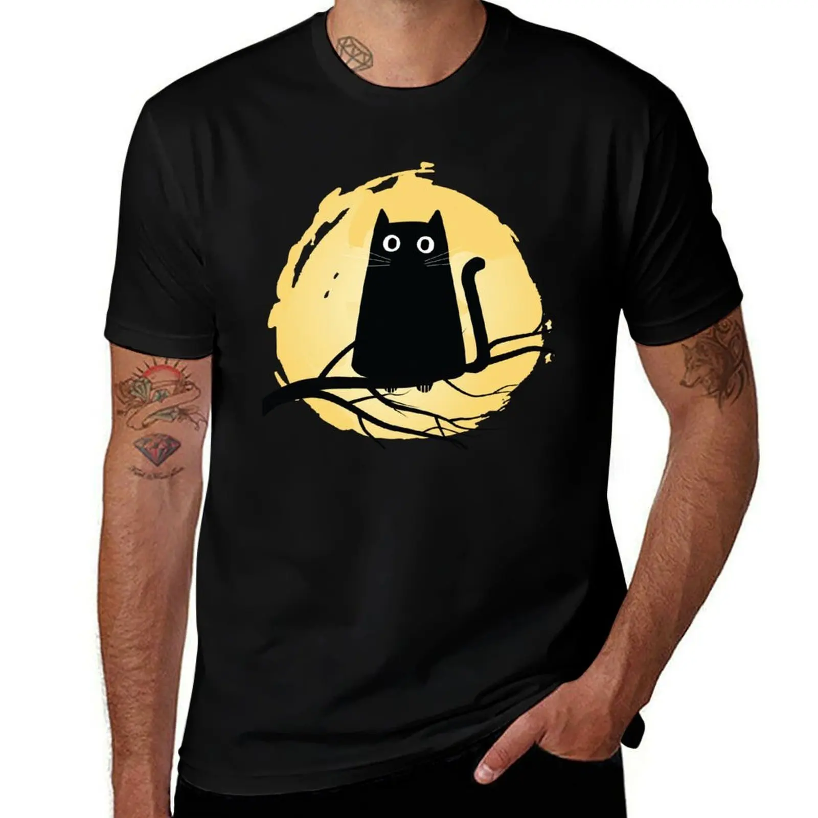 Mignon chat noir étonné sur un arbre devant la lune. T-shirt basique à manches courtes grande taille