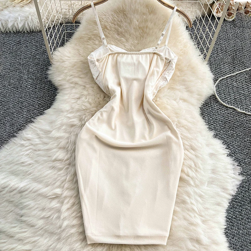 Französisch Spitze Splice Pailletten Slip Kleid Frauen Sommer Plissee Sexy Wrap Hüfte Kurze Spaghetti Strap Kleid Beige Party Kleid