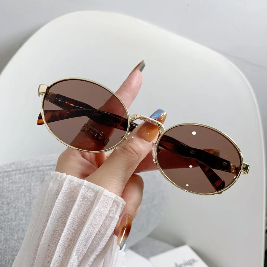 1 Stück Unisex-Sonnenbrille im neuen Stil, hochwertiges Metall, kleiner Rahmen, oval, Retro, vielseitig, stilvoll, trendig, Straßenfotografie, geeignet f