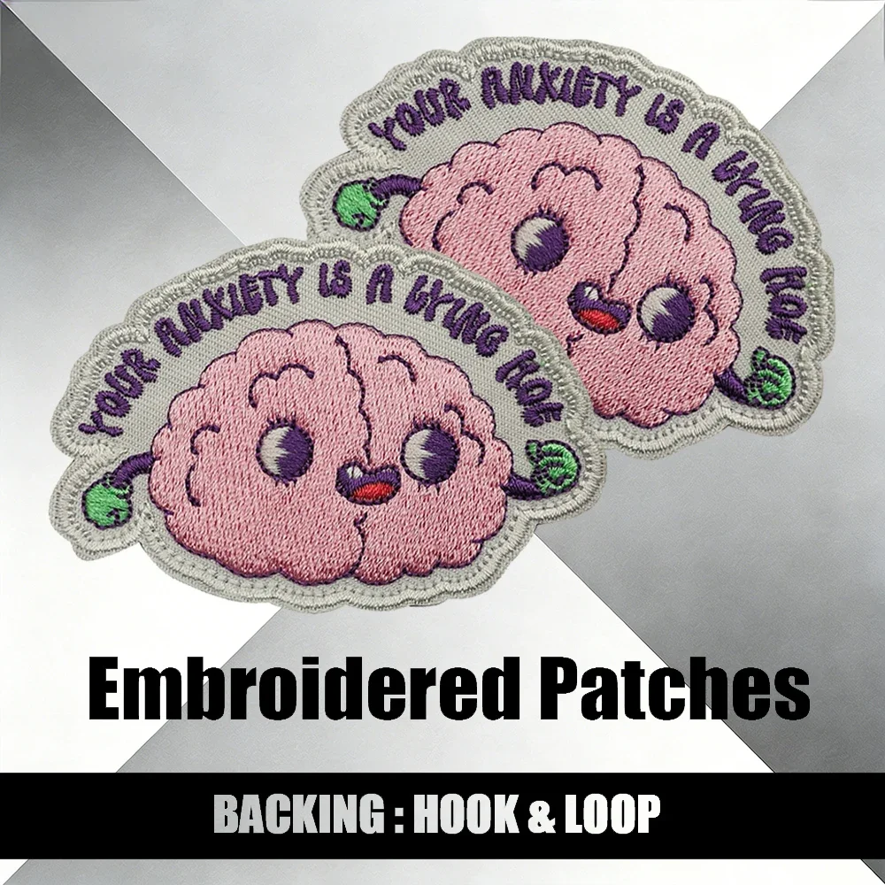 

Светло-голубое худи с милой вышивкой в виде мозга и рук — забавный дизайн с цитатой о психическом здоровье «Твоя тревога — лжец» на липучке