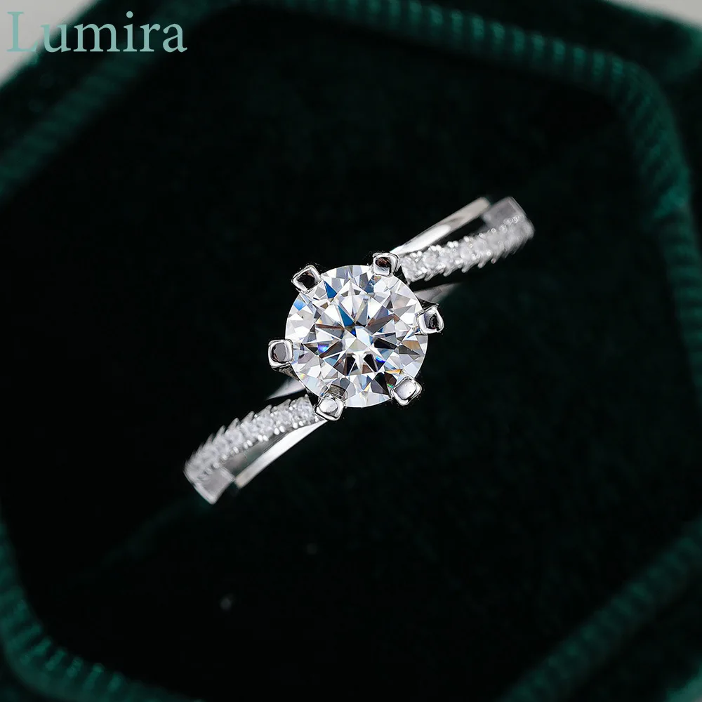 

Lumira Sparkling Twisted Arm Moissanite Platinum PT950 Ring Luxury Women's Six-Prong 1 Carat Classic Engagement Ring Jewelry