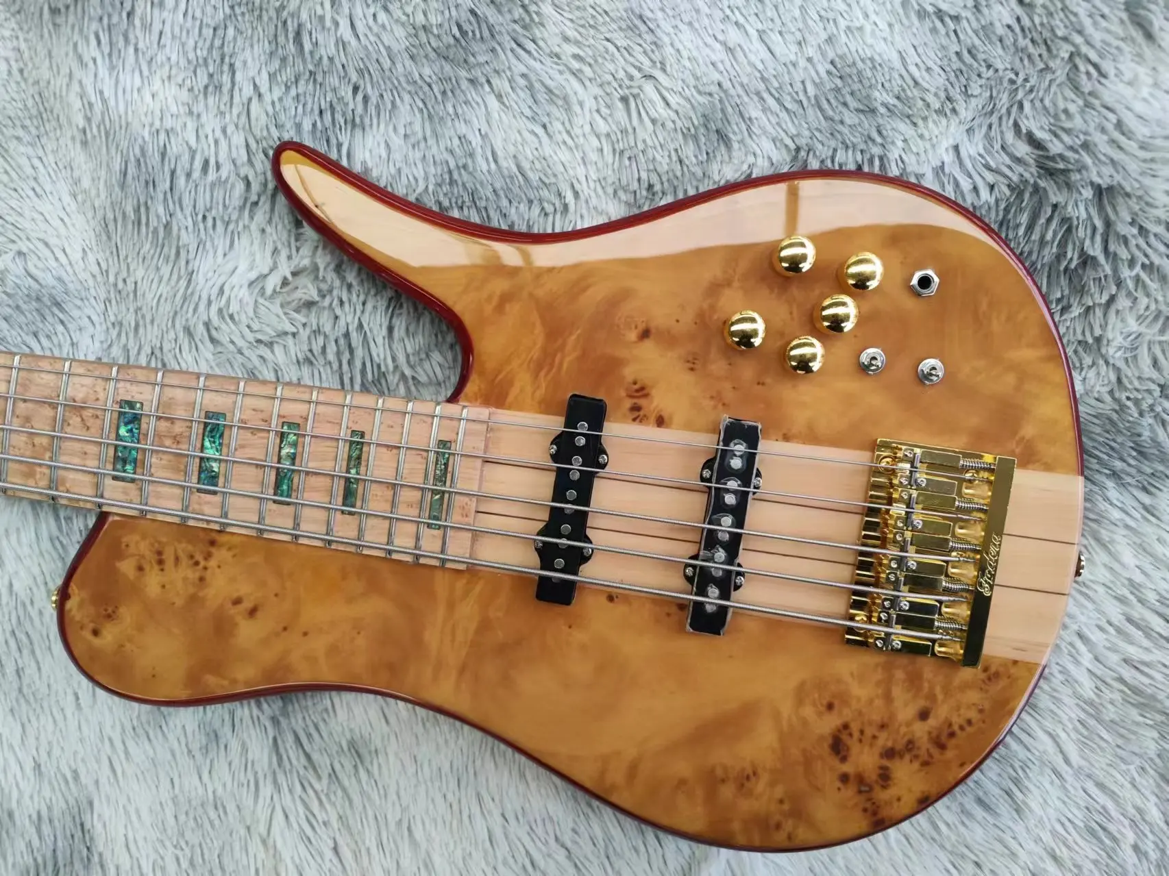 Electric bass. 5 strings. Overall, it is very beautiful. Butterfly. Customized version. Shipment within 60 days.
