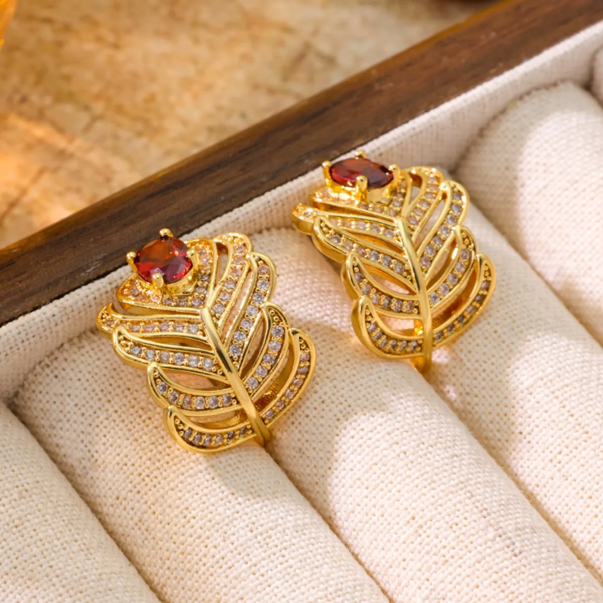 

Light Luxury Peacock Feather Stud Earrings for Women with Zircon adorned Leaf Earrings M086