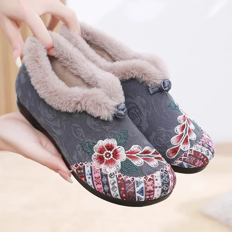 Comemore Damen-Slipper, kurz, Plüsch, warm, für den Winter, Baumwolle, ethnisch bestickt, runde Zehen, flacher Absatz, bequeme Retro-Mutterschuhe