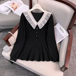 Camicia da donna con scollo a v nera arruffata francese all'inizio della primavera con una vita sottile e una delicata camicia da bambola in stile floreale