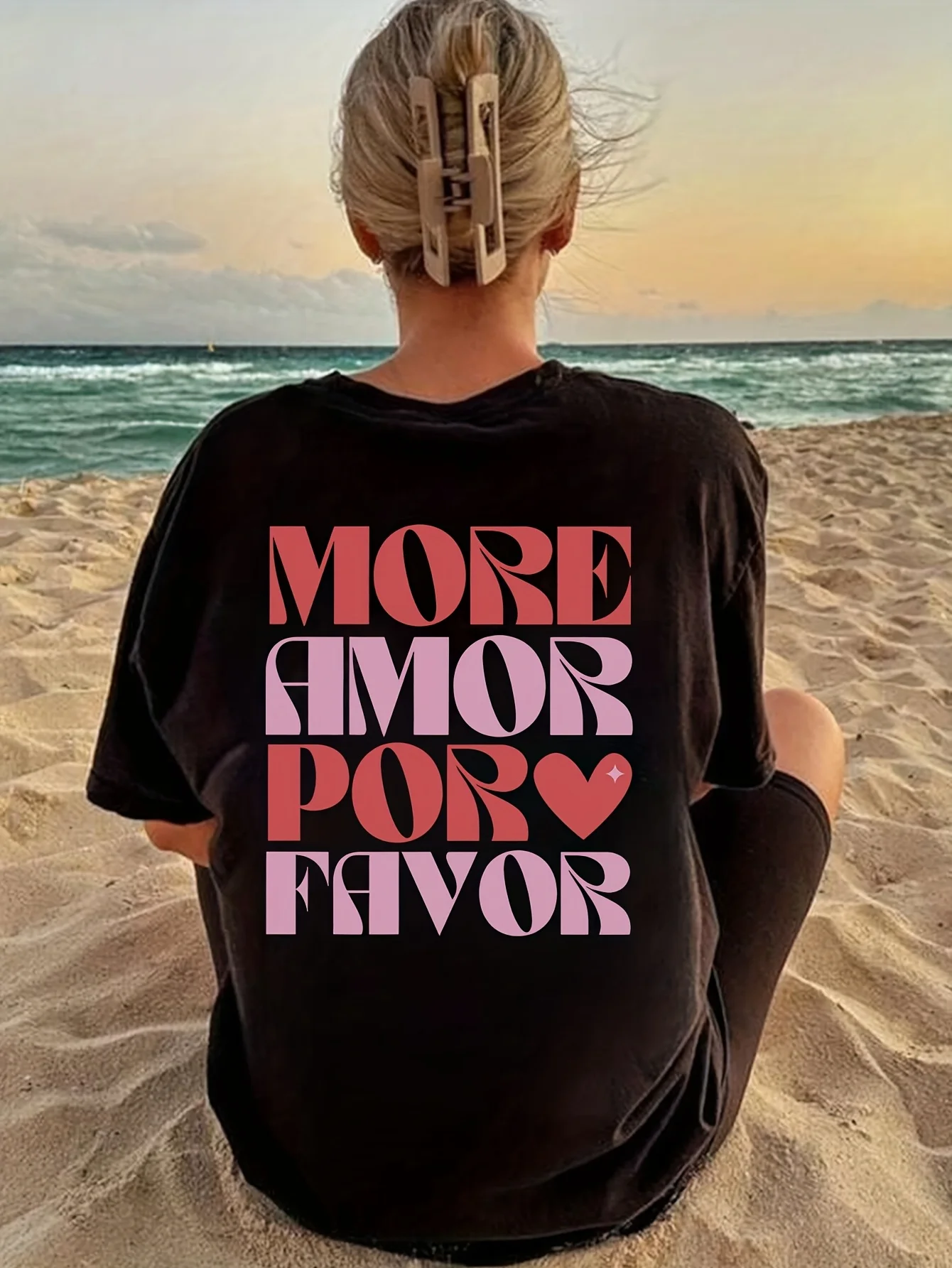 MOREPOR Женская повседневная футболка с коротким рукавом — черная с розовым принтом «MORE AMOR POR FAVOR» с буквенным принтом и сердечком