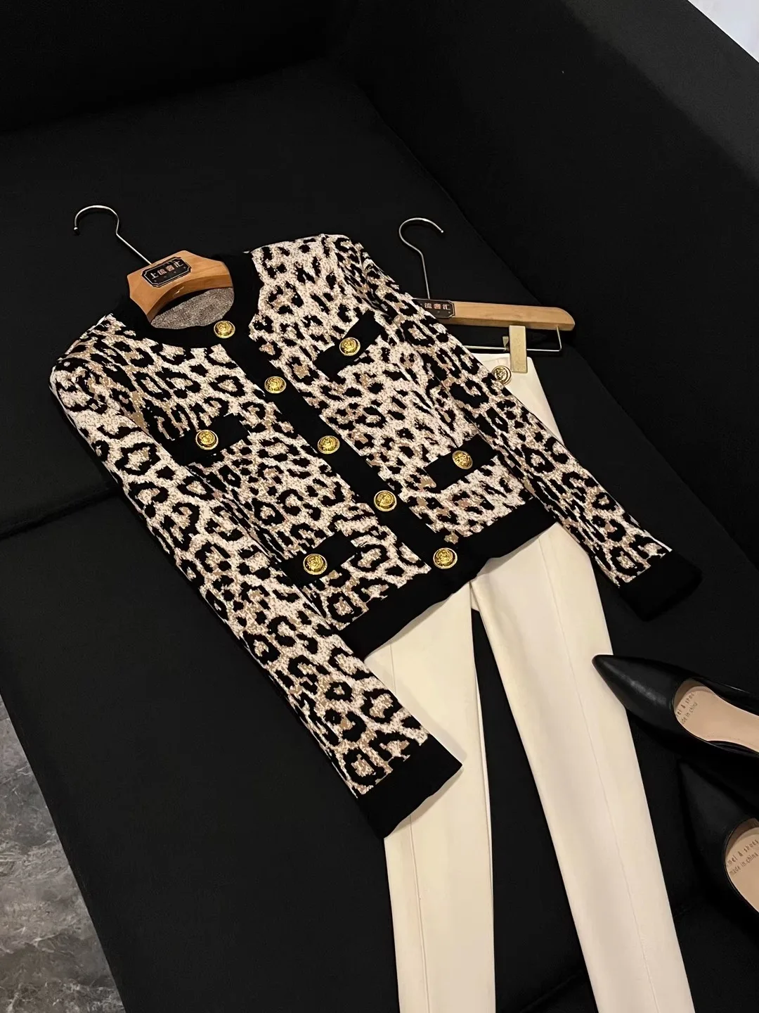 

Новинка зимы 2025 года, модный облегающий круглый вязаный кардиган Ne ort с золотыми пуговицами и леопардовым узором, вышивкой