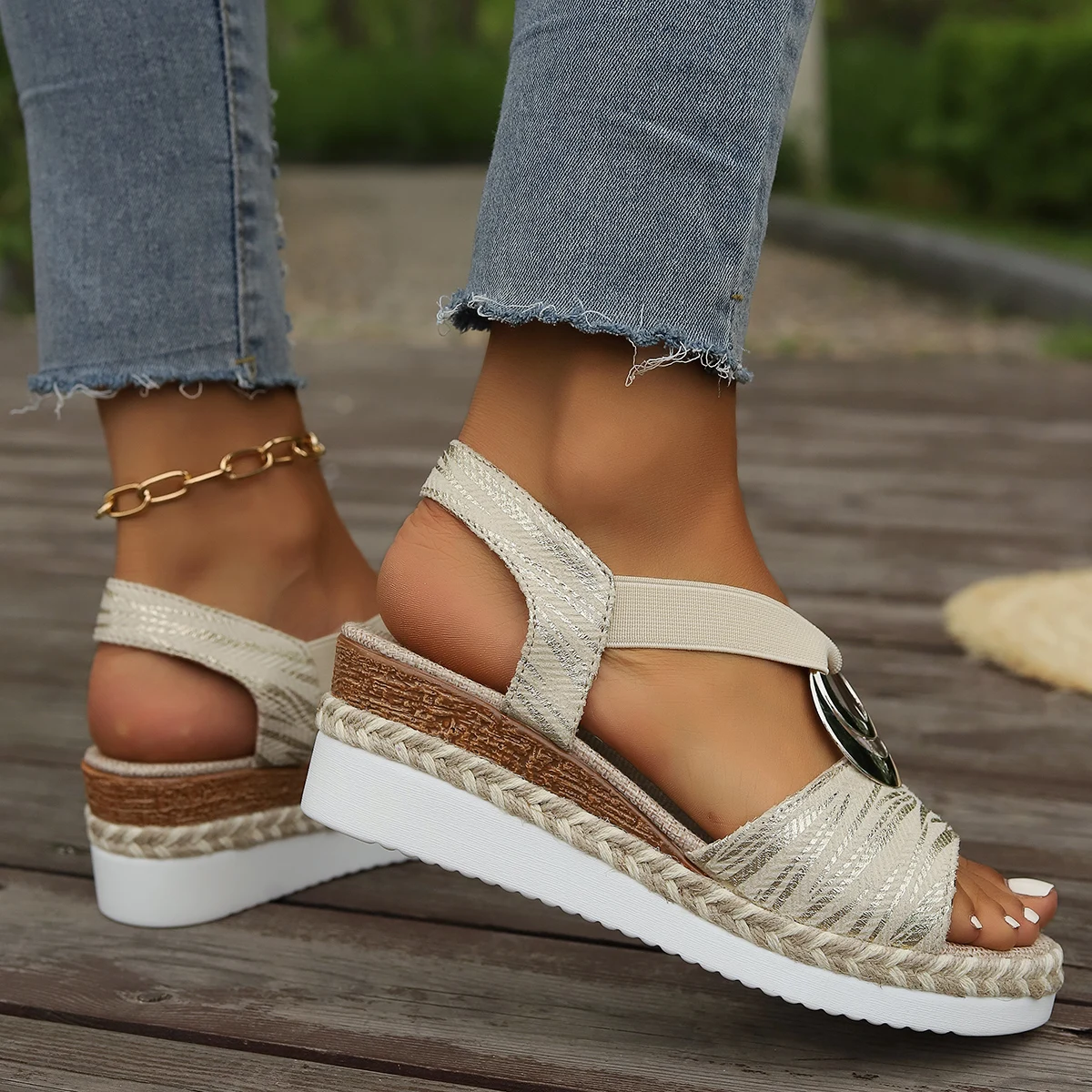 European and American oversized women\'s sandals with metal buckle decoration, hemp rope slope heel, light soled fish mouth sanda