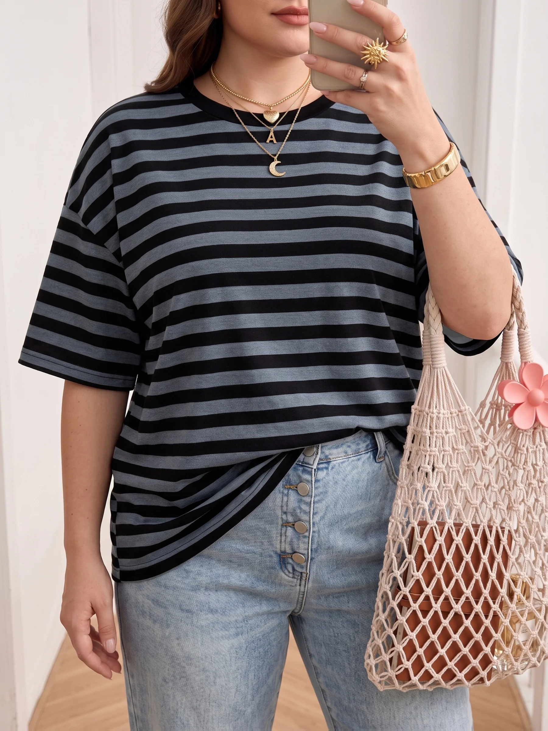 Trendiges, gestreiftes Oversize-T-Shirt für Damen in großen Größen für mühelosen Stil – Detail 3