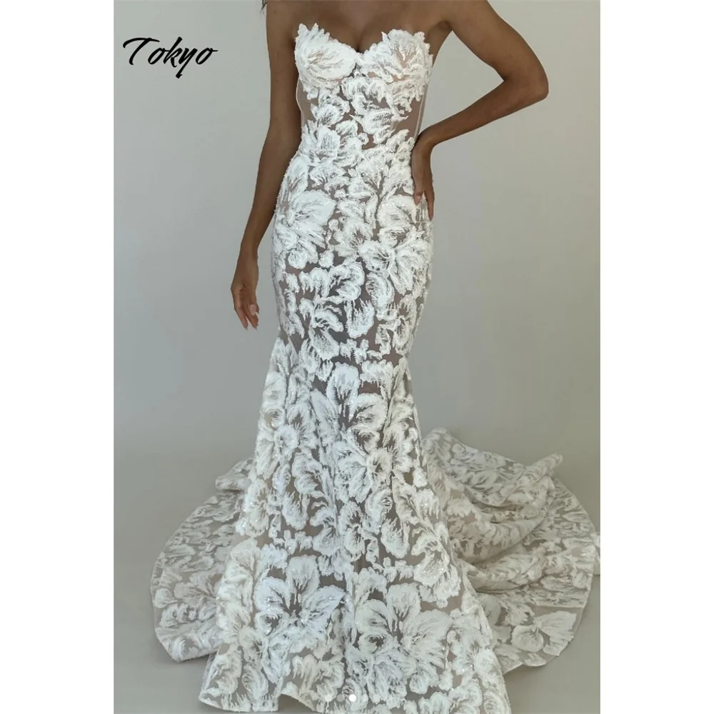 Tokyo Maßgeschneiderte weiße trägerlose Brautkleider, ärmelloses Brautkleid mit Blumen-Reißverschluss hinten, 2025, Meerjungfrau-Hochzeitskleid mit Hofzug
